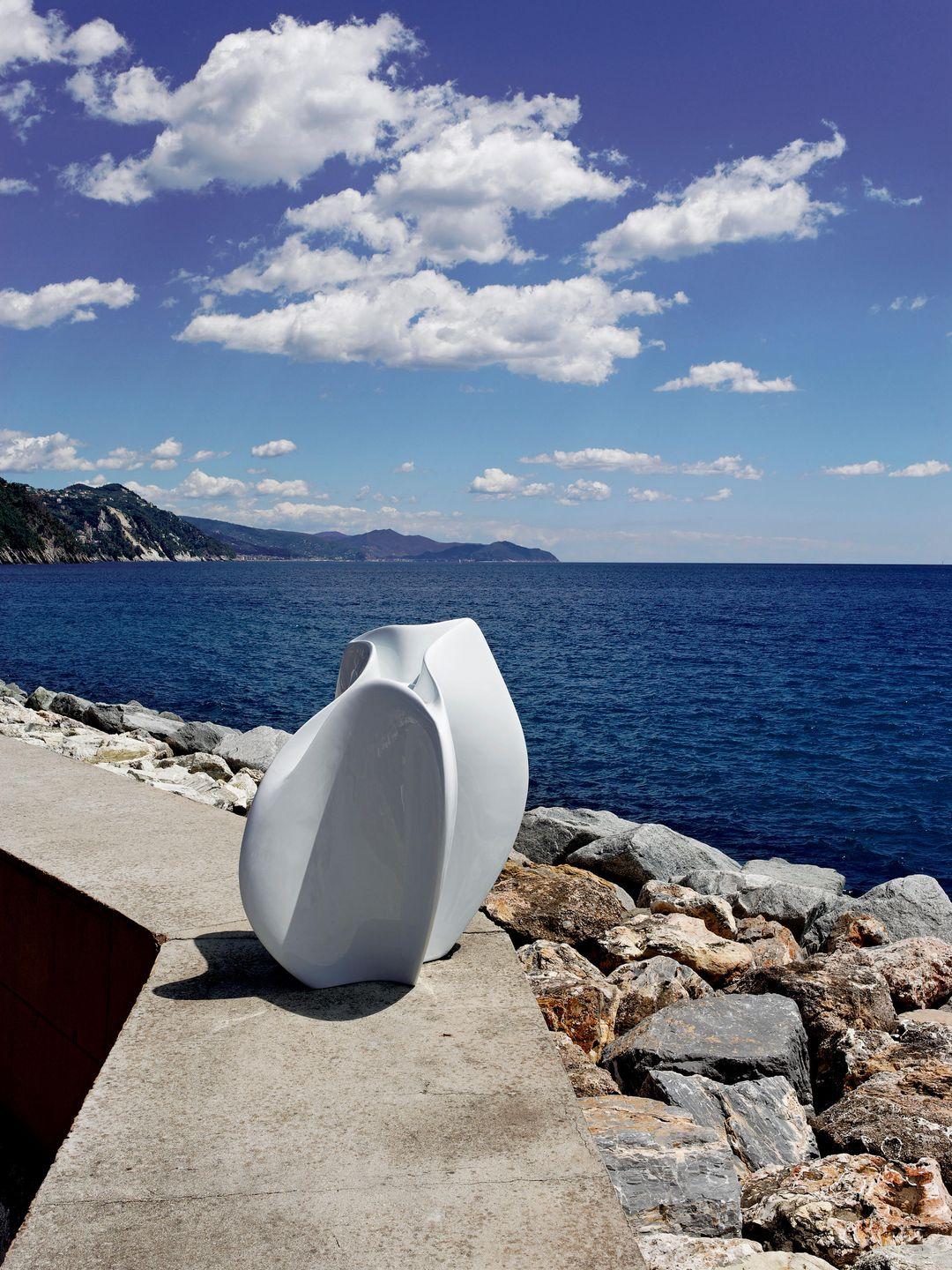 Zaha Hadid semble s'être inspirée de formes sculptées et futuristes pour créer la sculpture Flow pot. Eleg laisse vraiment sans voix, notamment en raison de sa hauteur de 2 mètres et de sa forme courbée et élégante qui la rend unique et change