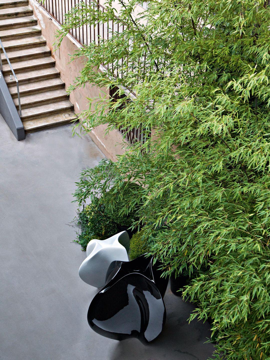 Polystyrène Grande jardinière laquée Bianco de Serralunga, Zaha Hadid en vente