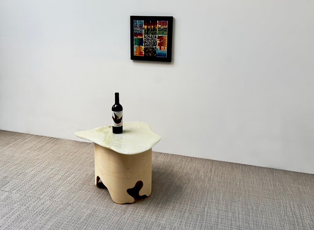 Cette table d'appoint fait partie de notre dernière collection 'Flow' inspirée par l'harmonie sans effort des formes de la nature. Chaque courbe et chaque contour reflètent le processus instinctif du designer, créant ainsi une pièce à la fois