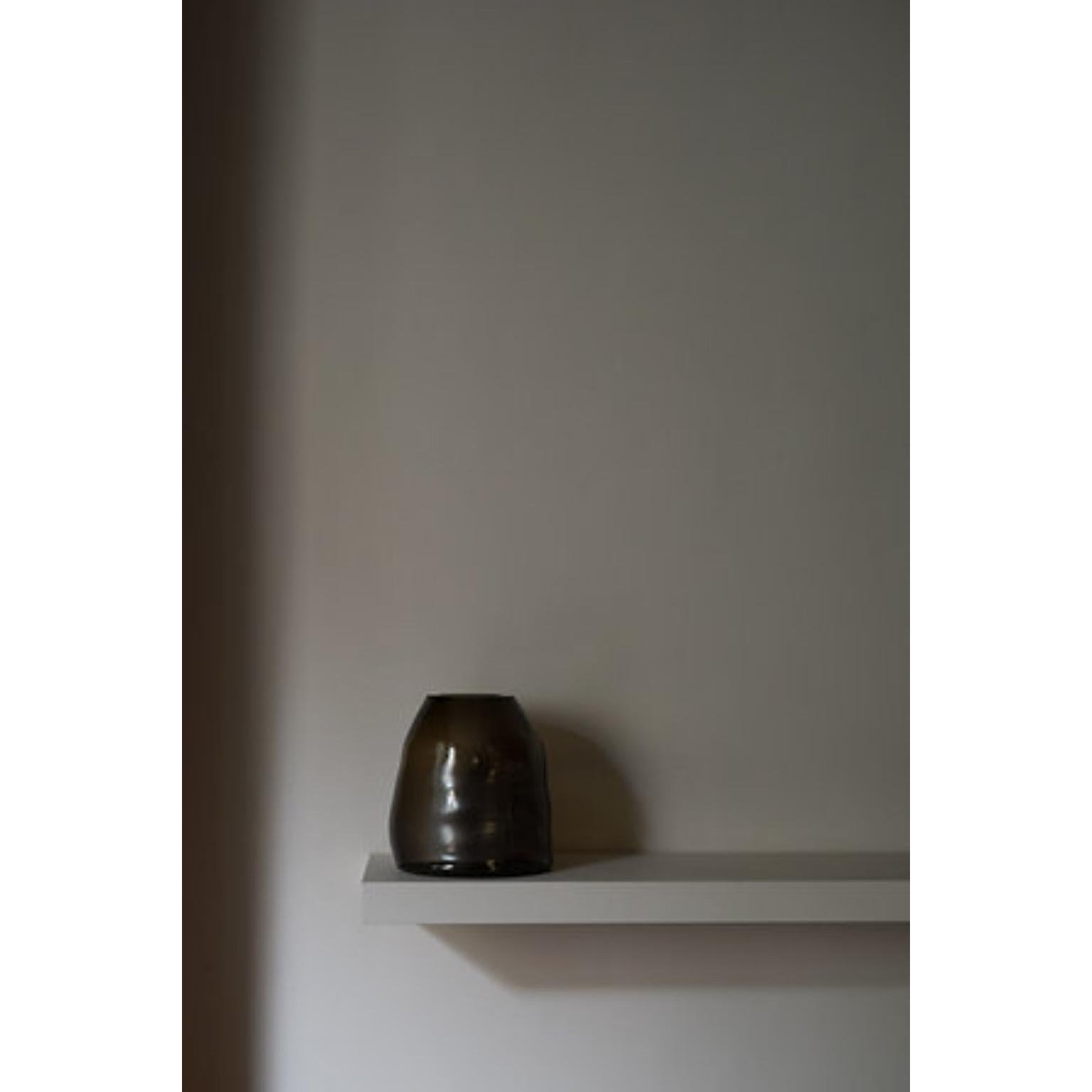 Vaso Flow Smoke S di Milena Kling
Un pezzo unico.
Dimensioni: Ø 25 x H. 25 cm. 
Materiali: Vetro di cristallo soffiato a bocca.

Ogni vaso Flow è unico nel suo genere e firmato personalmente da Milena Kling.
Can può scegliere tra la nostra selezione