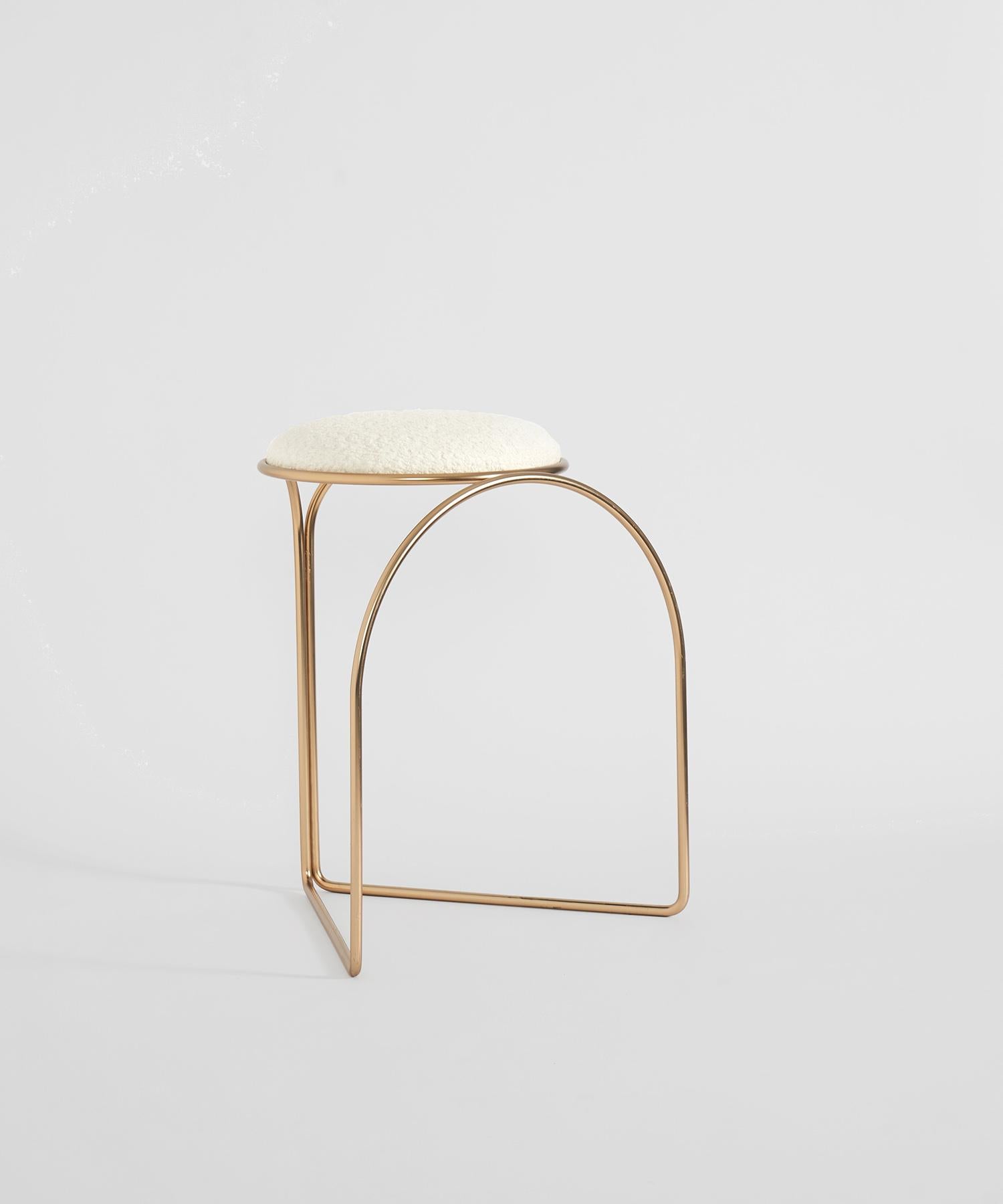 Flow low stool matt or light gold are made by an element, a continuous wire drawing geometries born from the projection of a circle on a triangle, in which the rigour of the continuous lines plays with the circular shapes that embrace the padding