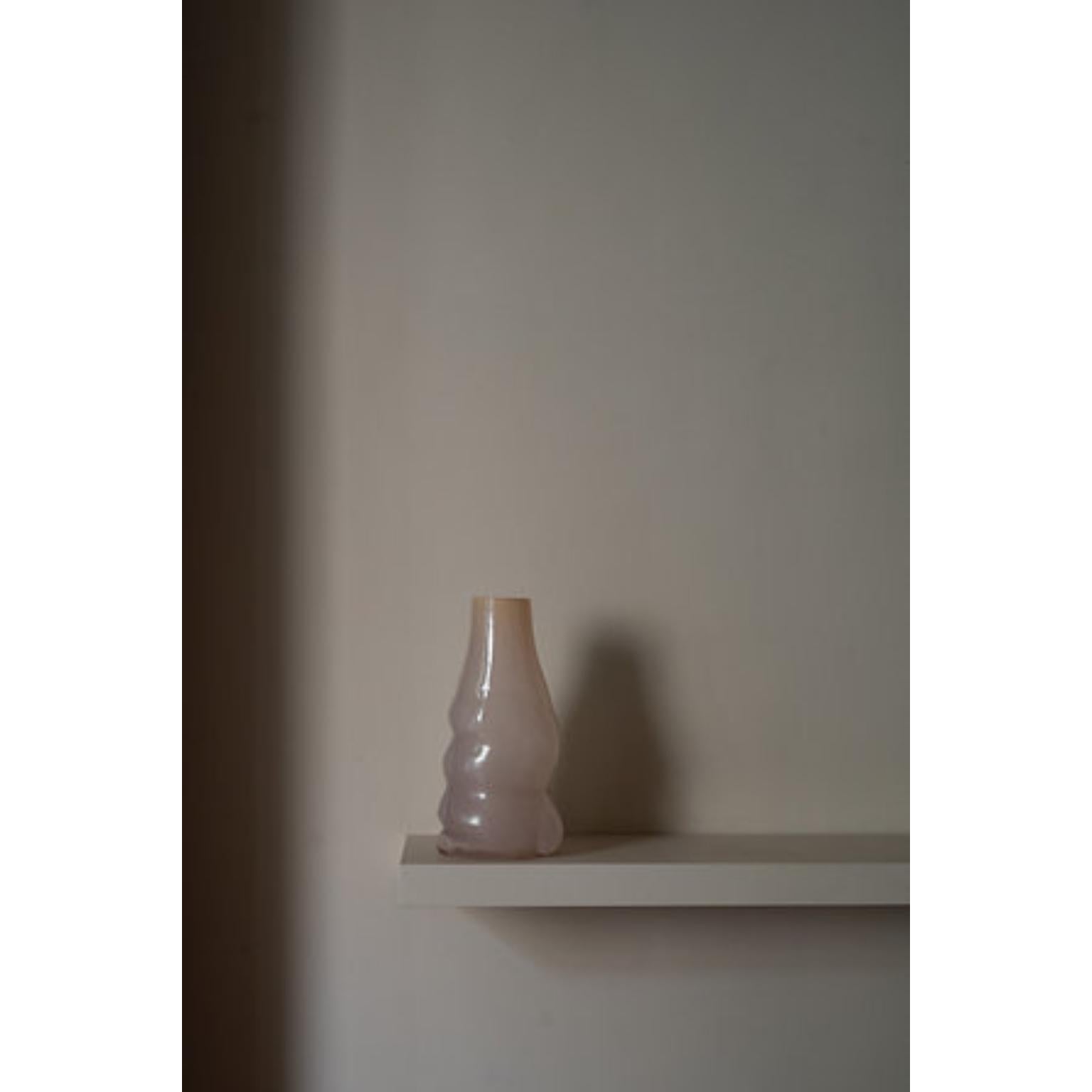 Vaso Flow Warm Pastel A&M di Milena Kling
Un pezzo unico.
Dimensioni: Ø 15 x H. 30 cm. 
Materiali: Vetro di cristallo soffiato a bocca.

Ogni vaso Flow è unico nel suo genere e firmato personalmente da Milena Kling.
Can può scegliere tra la nostra