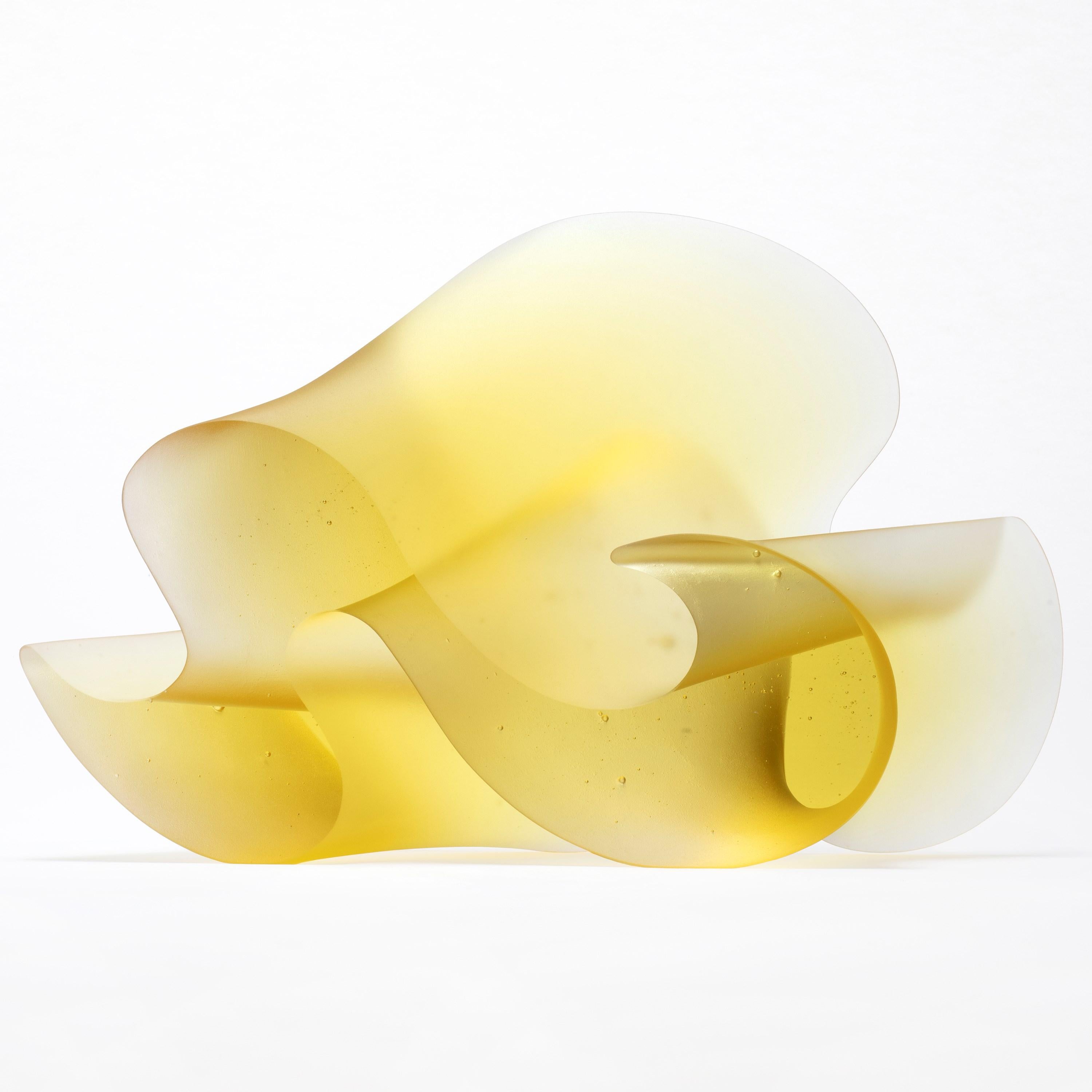 Moulage Flow Yellow, une sculpture en verre coulé massif jaune/or brillant de Karin Mørch en vente