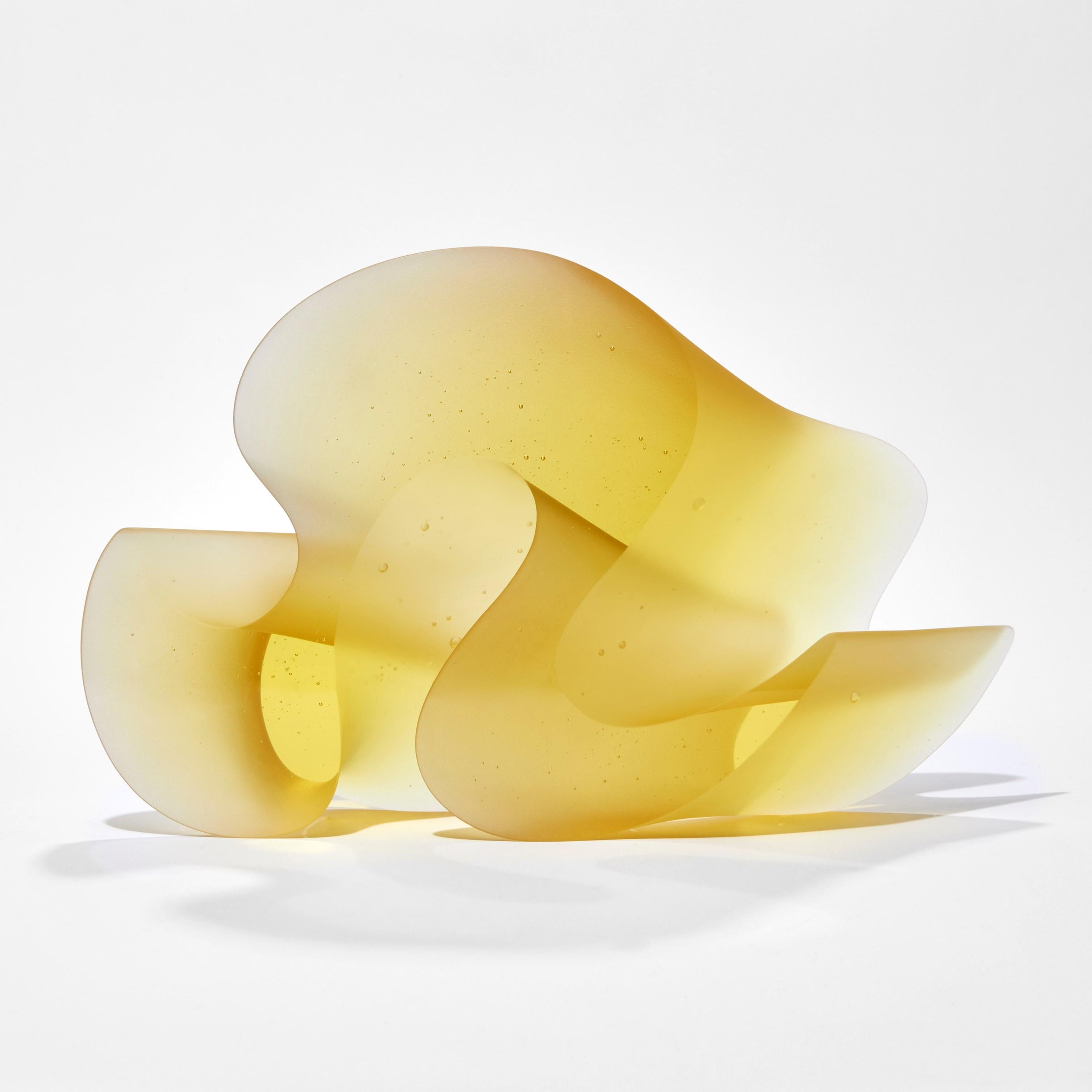 Organique Flow Yellow, une sculpture en verre coulé massif jaune/or brillant de Karin Mørch en vente