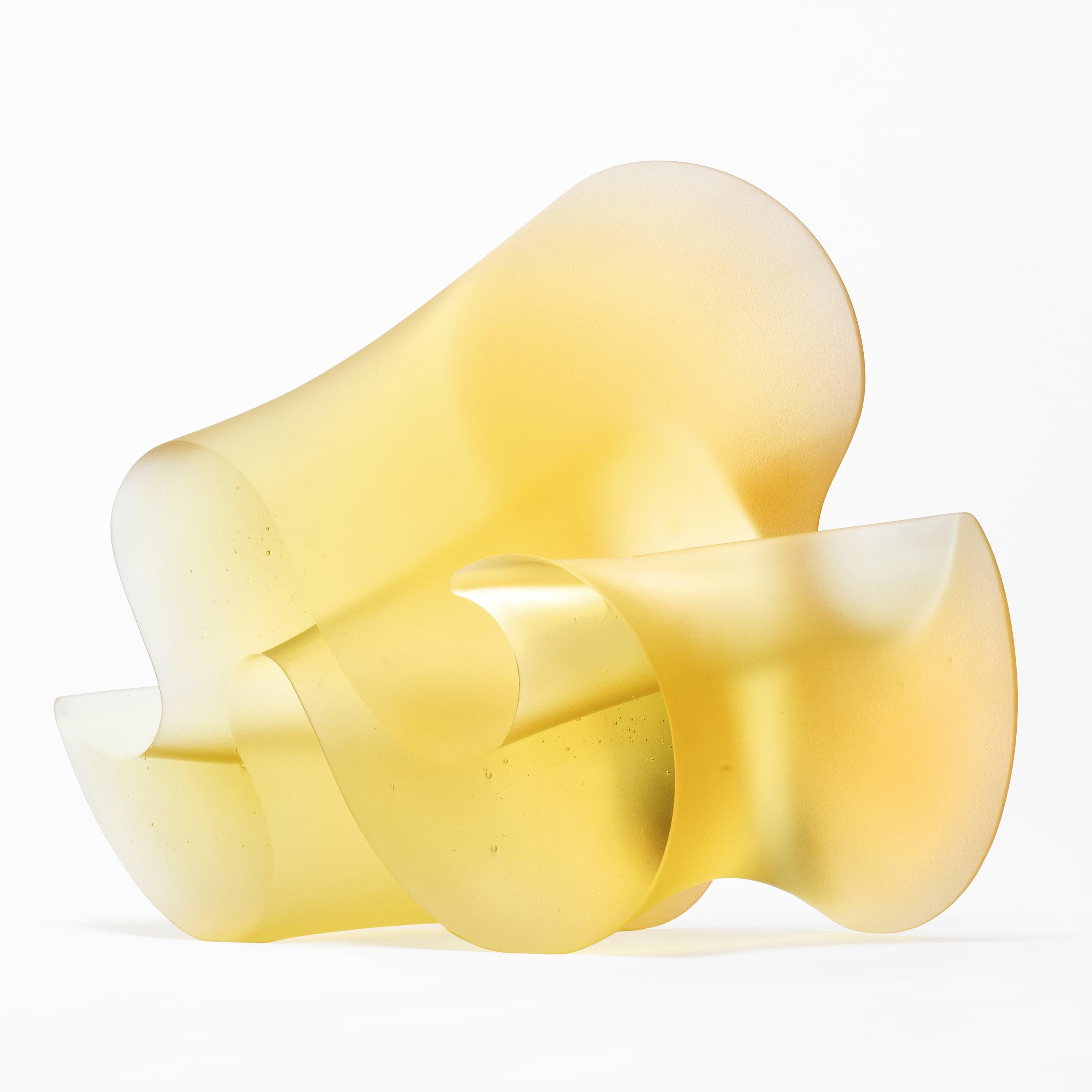 XXIe siècle et contemporain Flow Yellow, une sculpture en verre coulé massif jaune/or brillant de Karin Mørch en vente