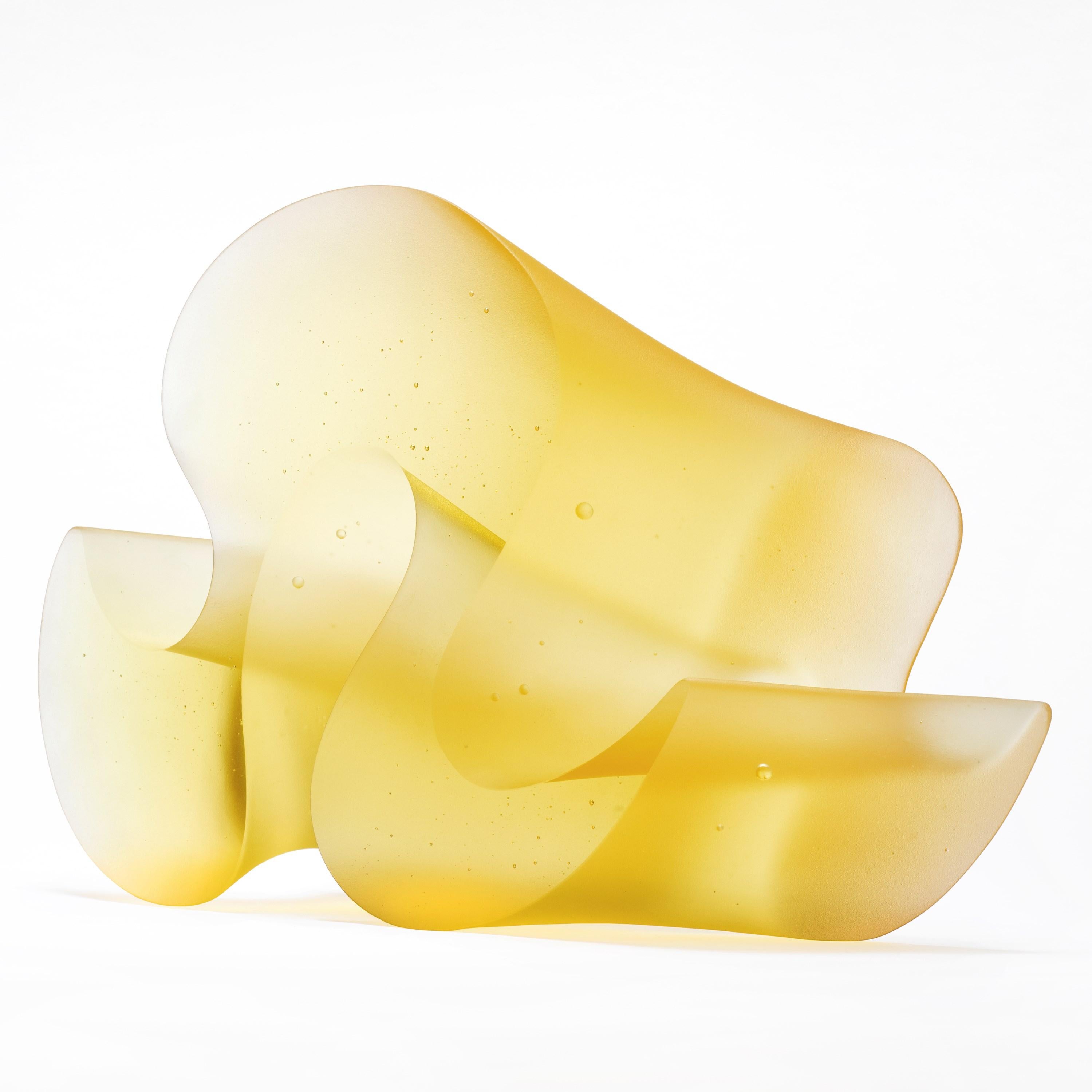 Verre Flow Yellow, une sculpture en verre coulé massif jaune/or brillant de Karin Mørch en vente