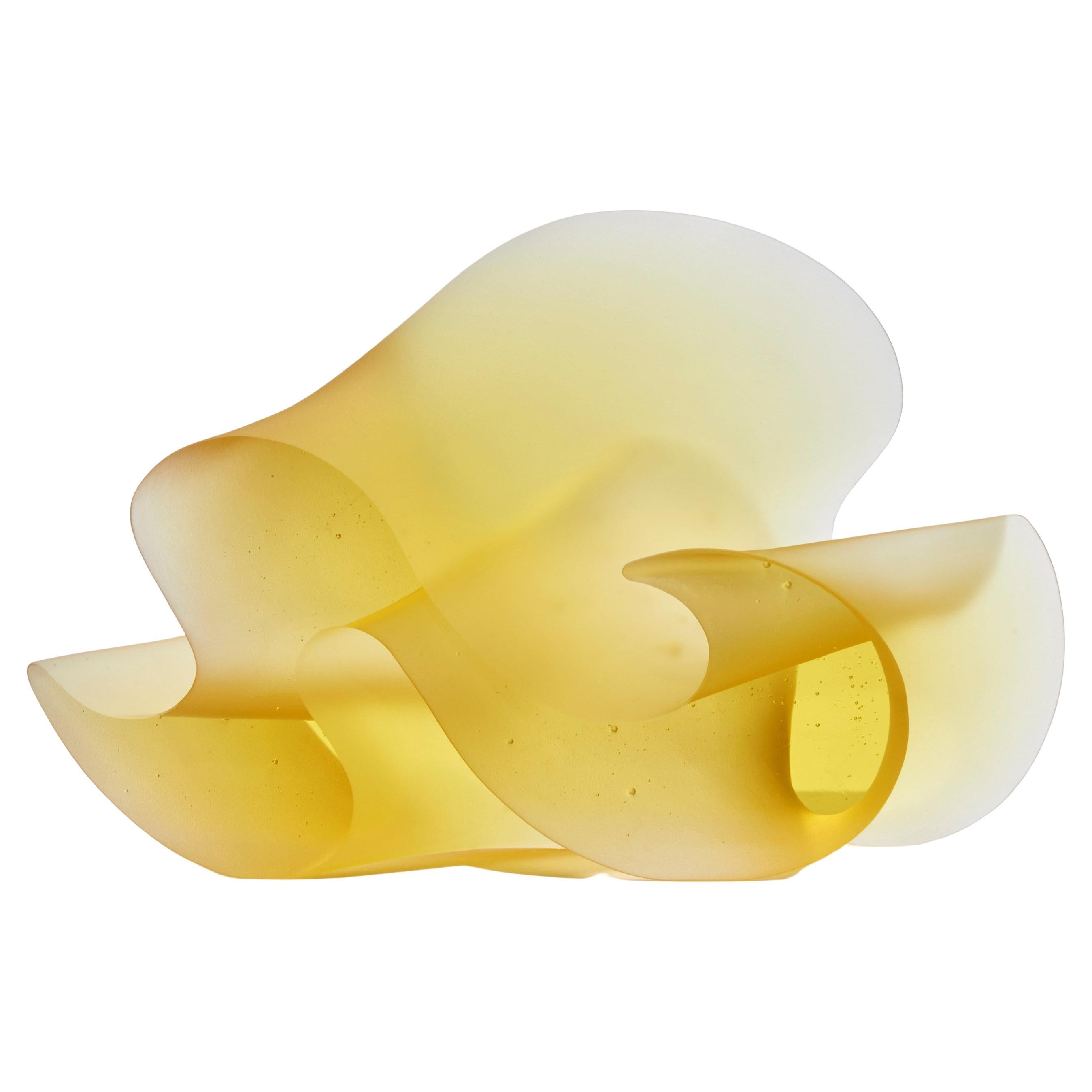 Flow Yellow, une sculpture en verre coulé massif jaune/or brillant de Karin Mørch en vente