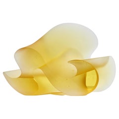Flow Yellow, une sculpture en verre coulé massif jaune/or brillant de Karin Mørch