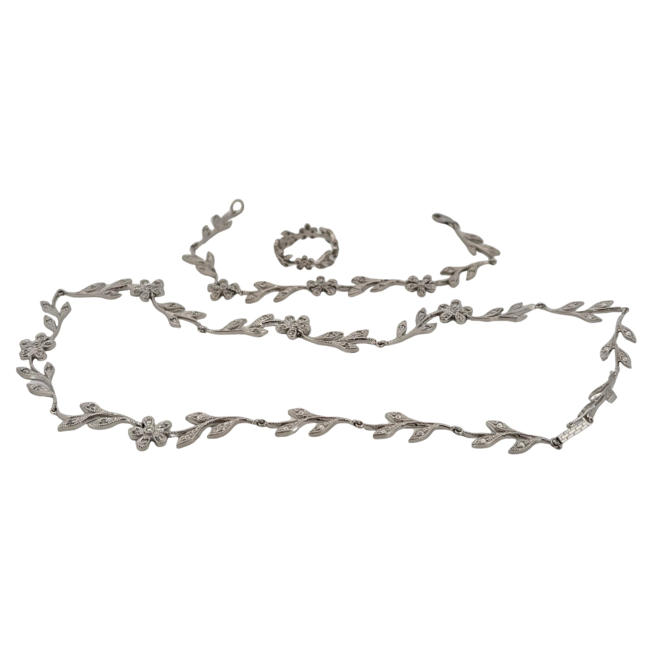Rétro Collana con diamanti Flower 0,60ctw e bracciale e anello in oro bianco 14K in vendita