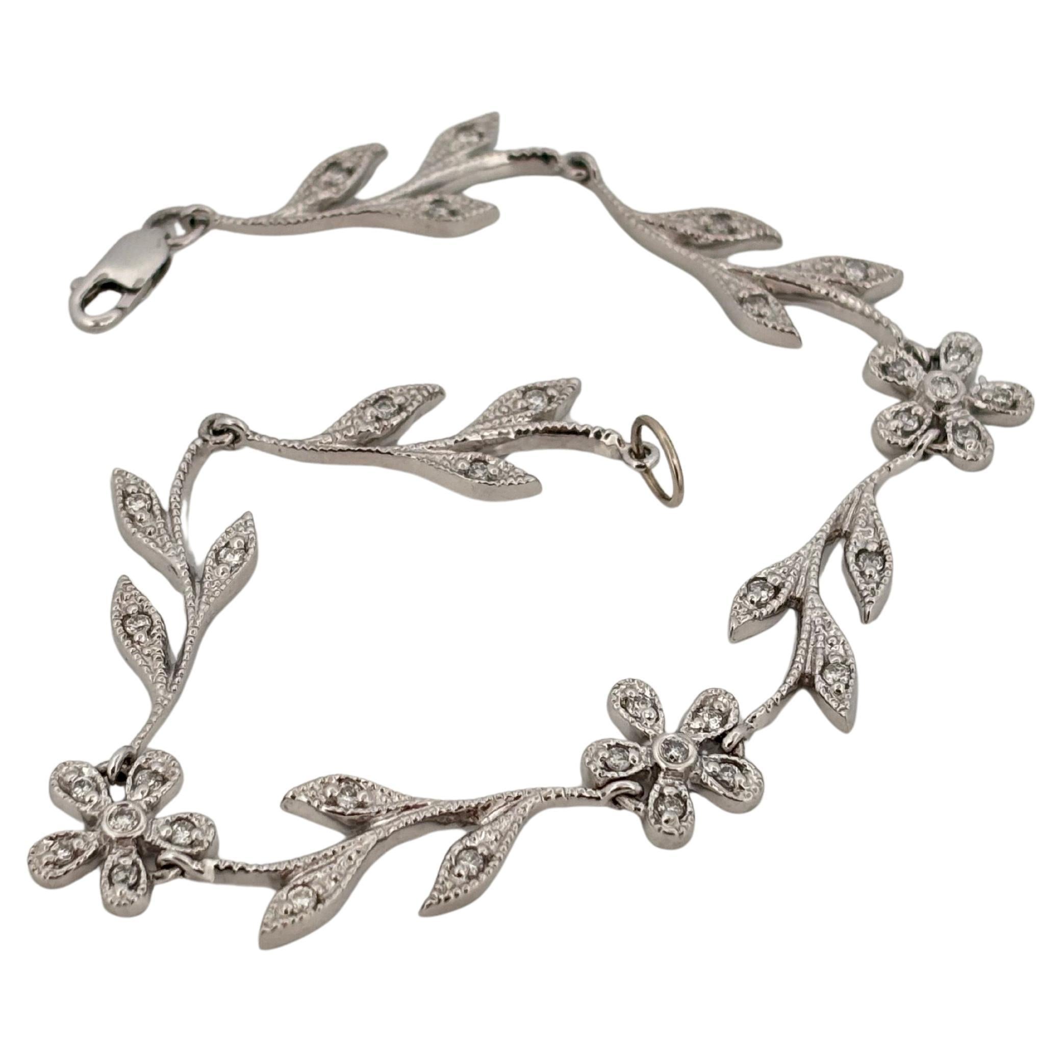 Collana con diamanti Flower 0,60ctw e bracciale e anello in oro bianco 14K In condizioni buone in vendita a Sewickley, PA