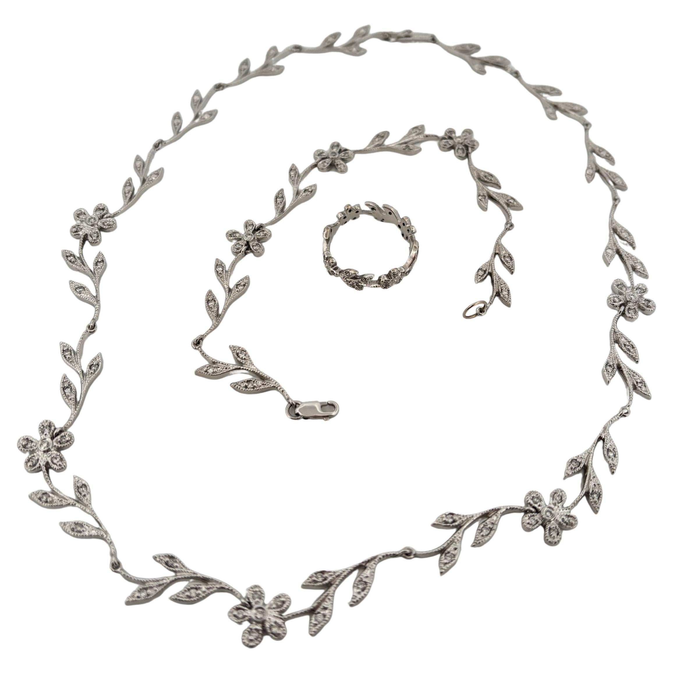 Collana con diamanti Flower 0,60ctw e bracciale e anello in oro bianco 14K in vendita