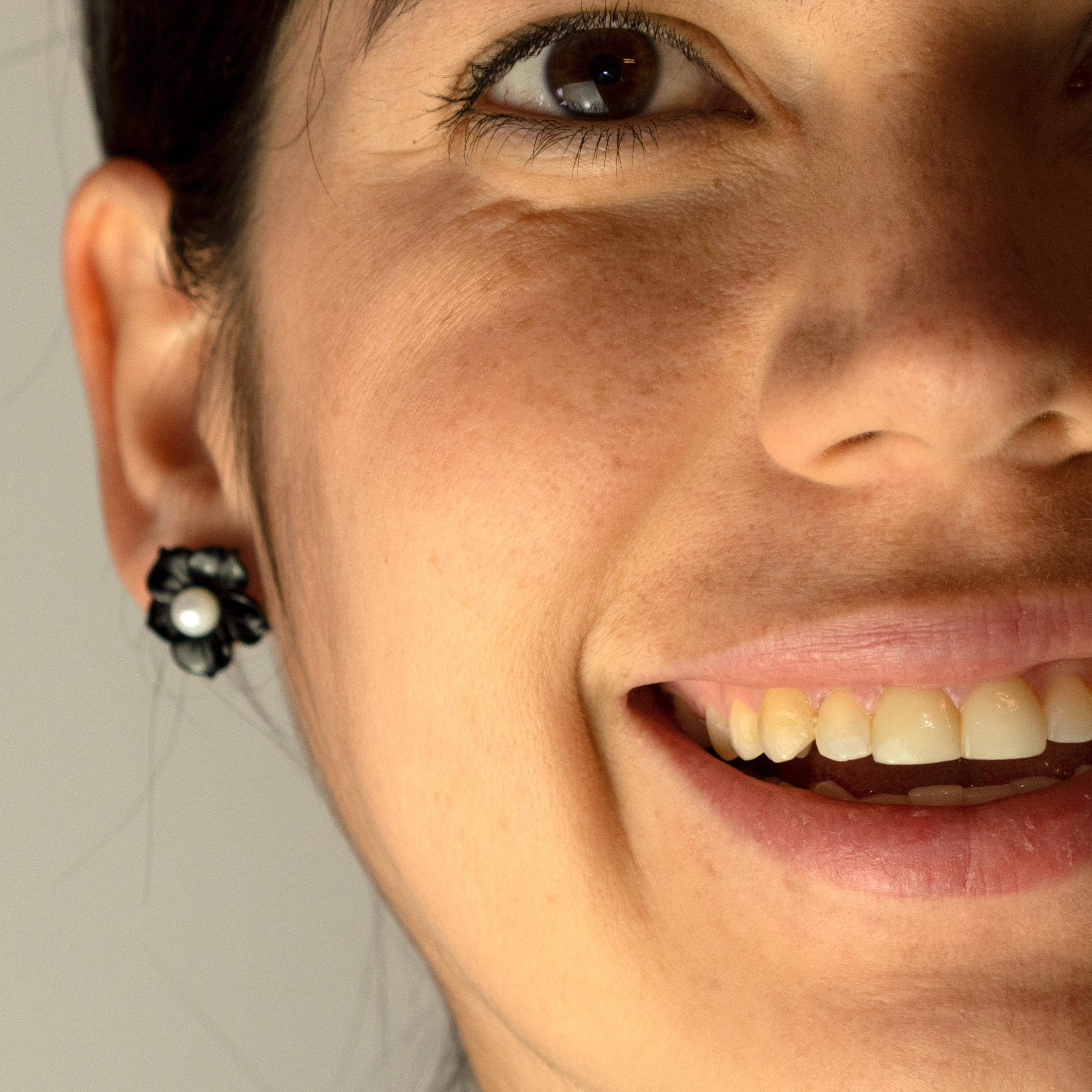 Taille mixte Clous d'oreilles italiens en forme de fleur en or 14 carats, agate noire et perles d'eau douce, fabriqués à la main en vente