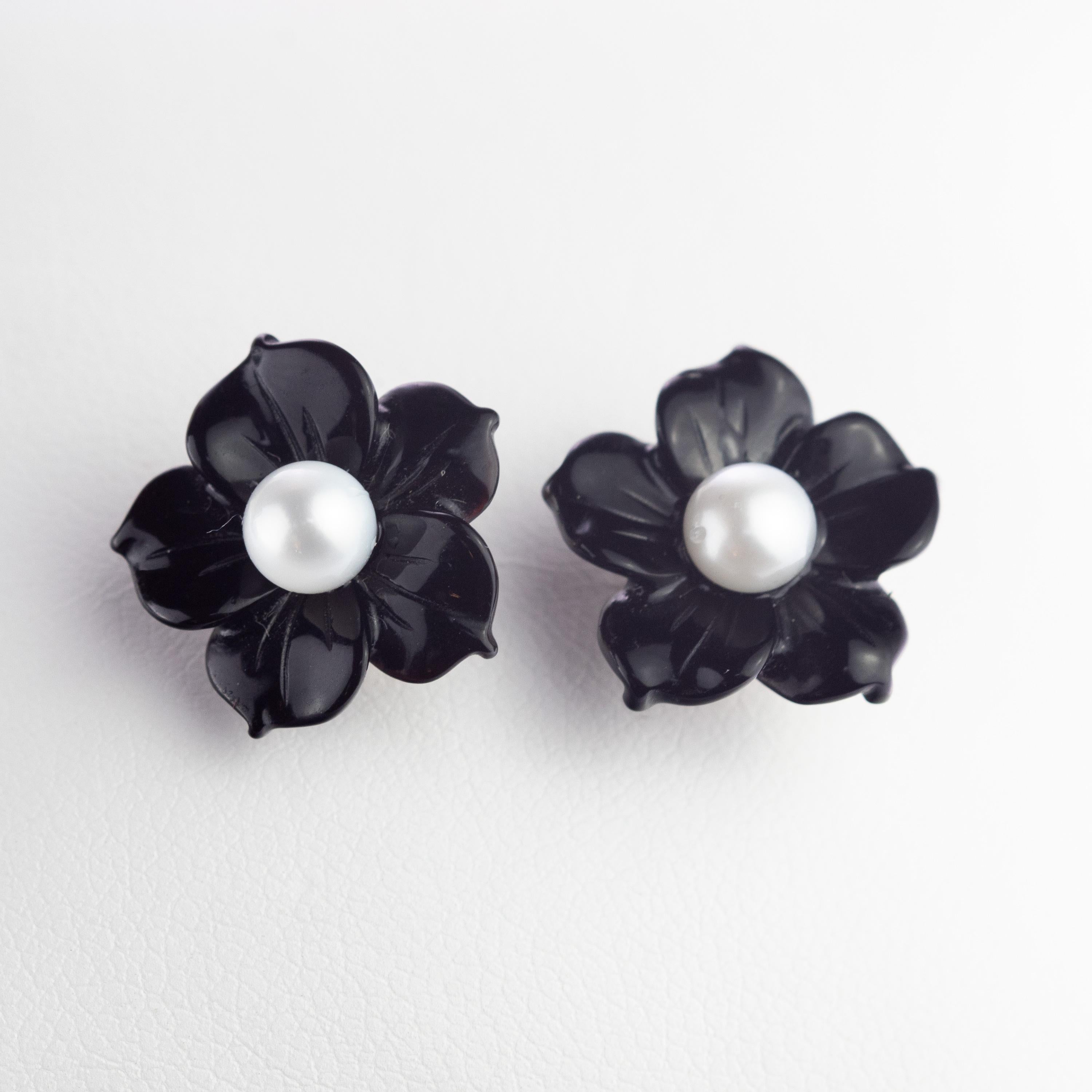 Clous d'oreilles italiens en forme de fleur en or 14 carats, agate noire et perles d'eau douce, fabriqués à la main Pour femmes en vente
