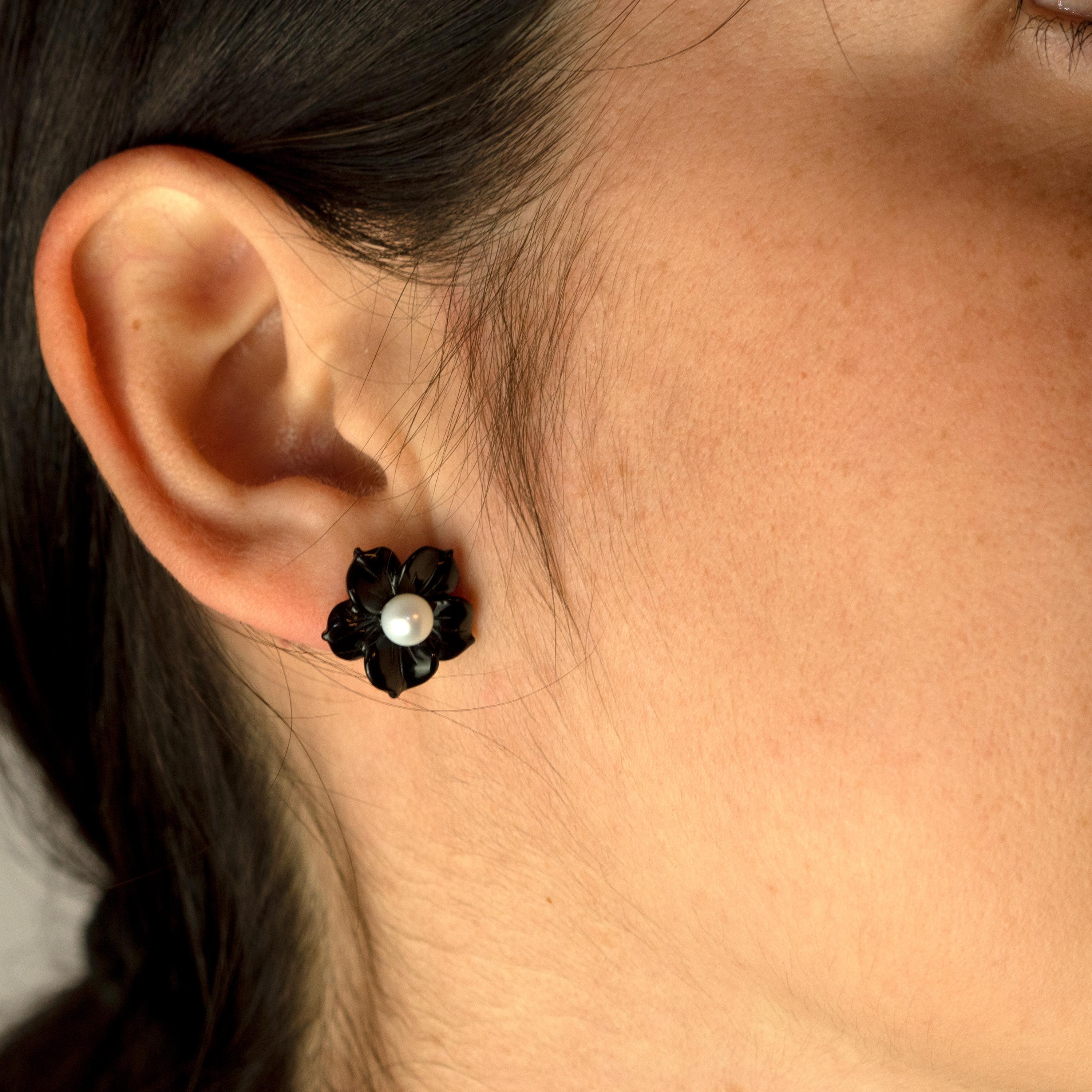 Clous d'oreilles italiens en forme de fleur en or 14 carats, agate noire et perles d'eau douce, fabriqués à la main en vente 3