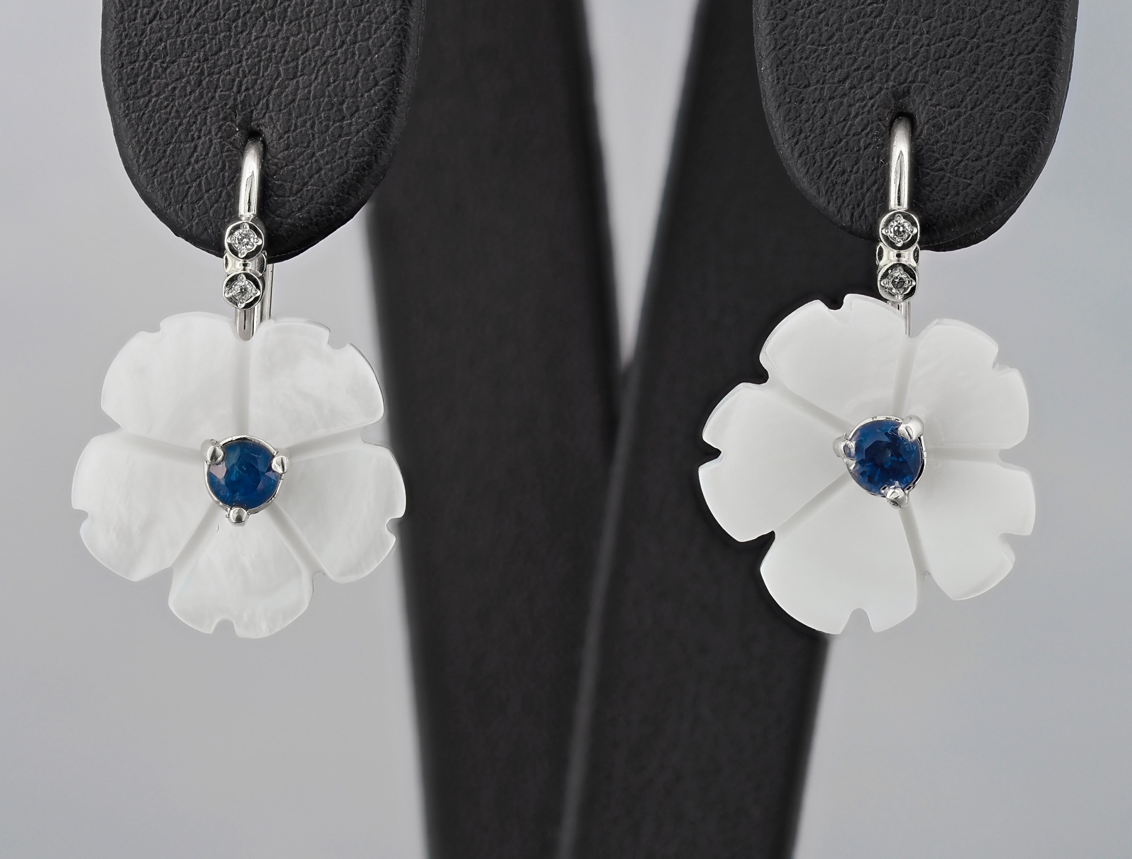Flower 14k Gold Earrings with Blue Sapphires, Flower Carved Earrings In New Condition For Sale In Istanbul, TR