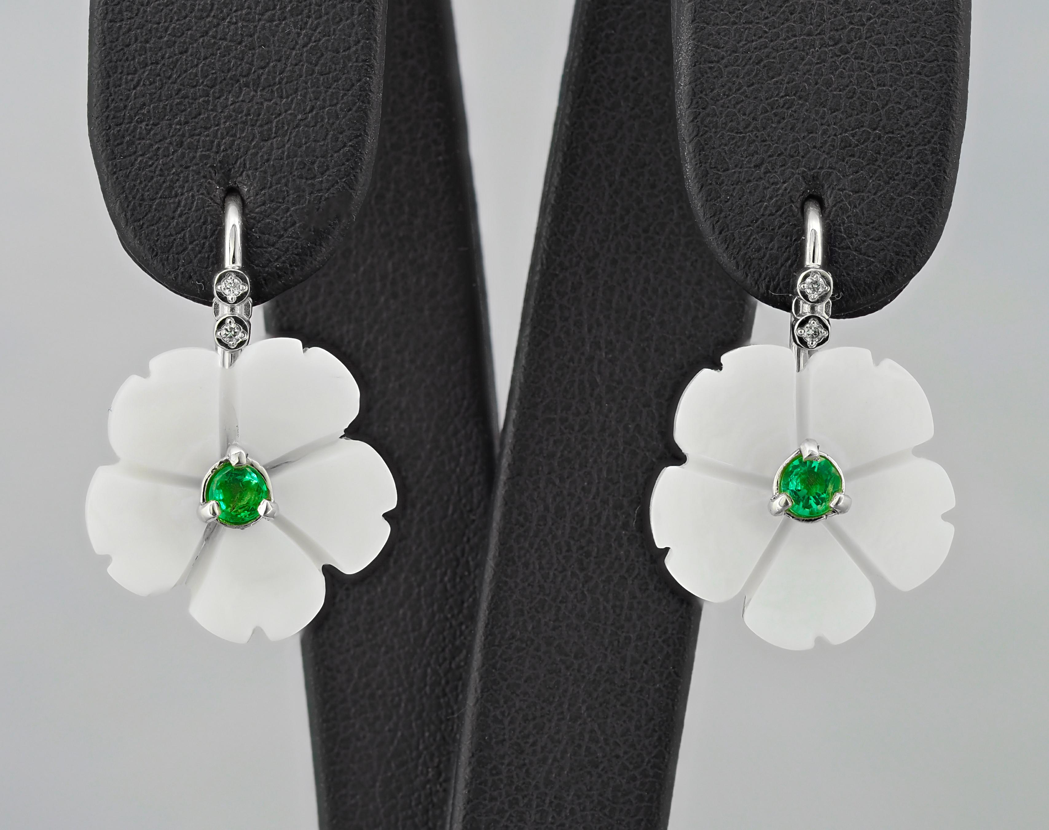 Flower 14k gold earrings with emeralds. Emeralds and carved mother of pearl earrings. 

Metal: 14k gold. 
Weight: 3 gr
Central stone: Emeralds- 2 pieces 
Cut: Round  
Weight: aprx 0.25 ct. total. 
Color: green
Clarity: Transparent with inclusions