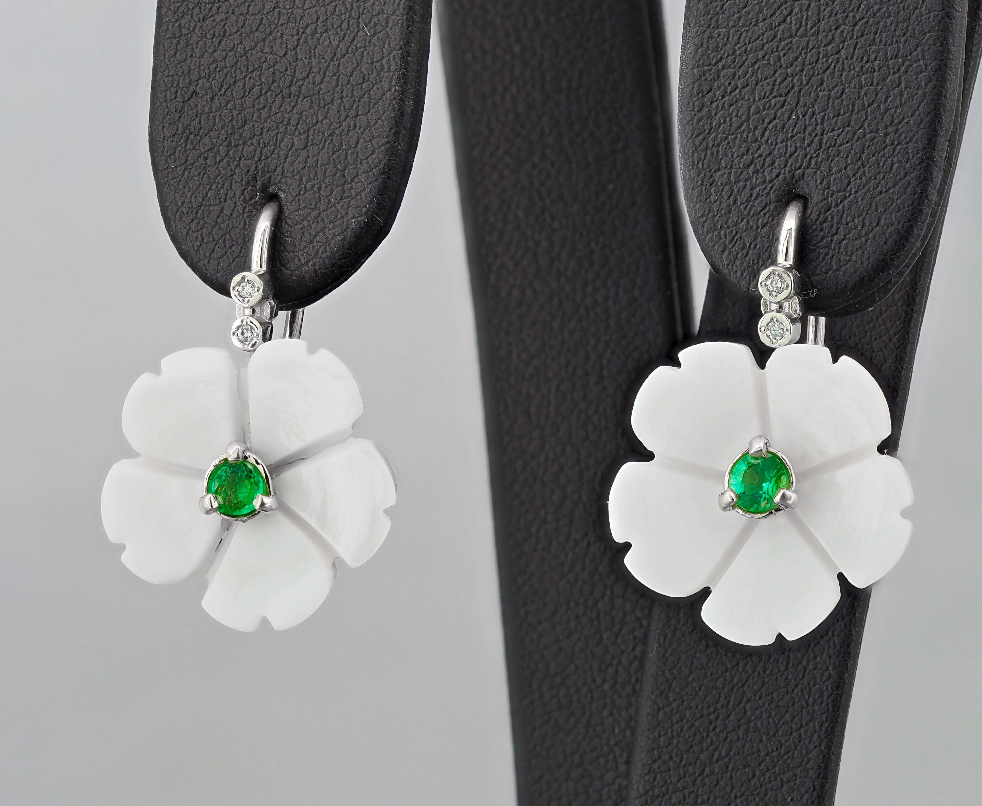 Round Cut Flower 14k Gold Earrings with Emeralds, Flower Carved Earrings For Sale