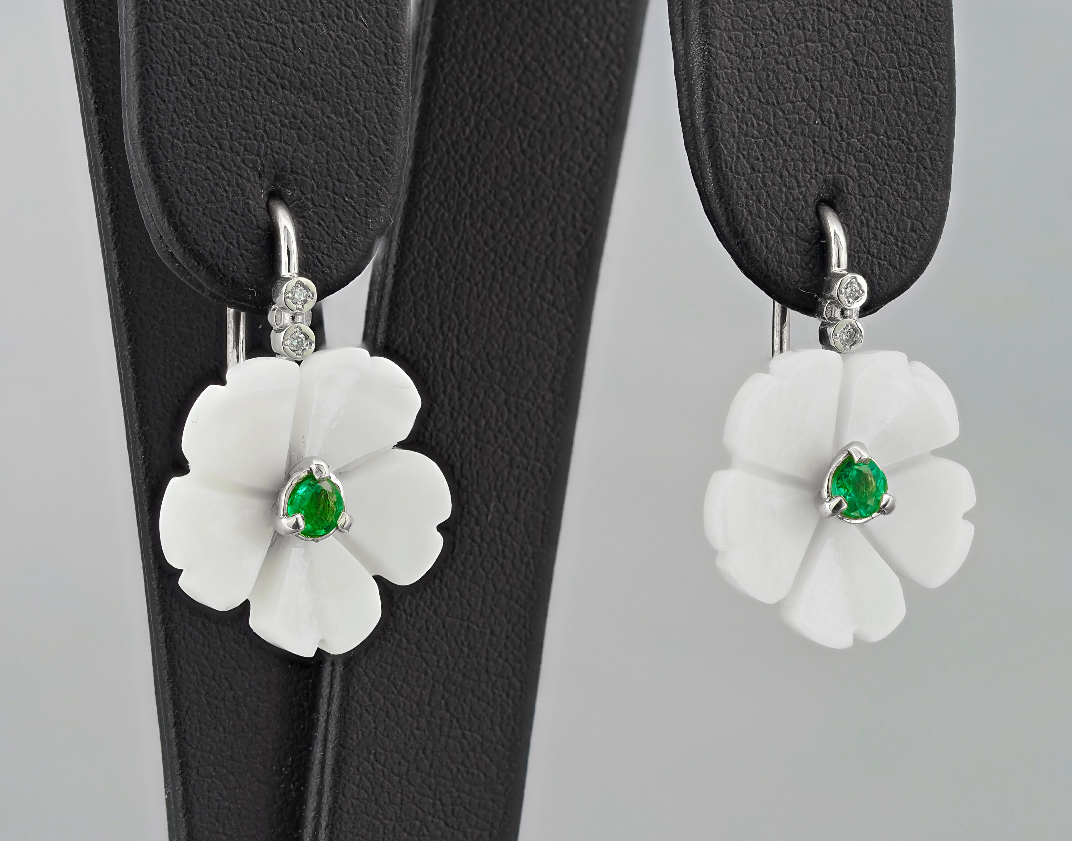 Flower 14k Gold Earrings with Emeralds, Flower Carved Earrings In New Condition For Sale In Istanbul, TR