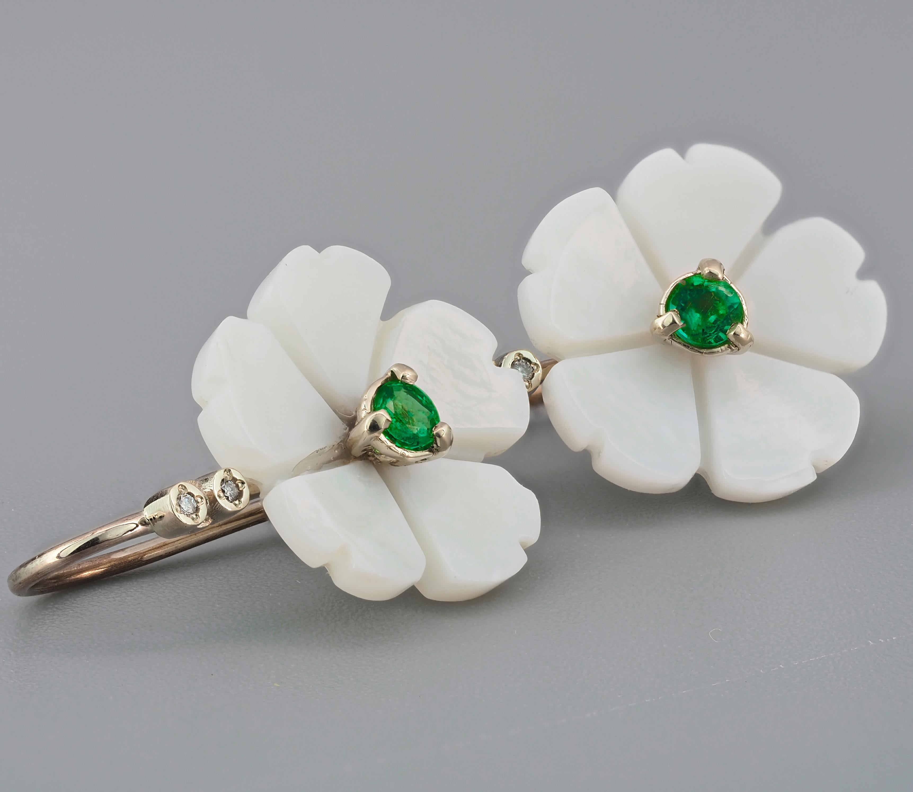 Flower 14k Gold Earrings with Emeralds, Flower Carved Earrings For Sale 1