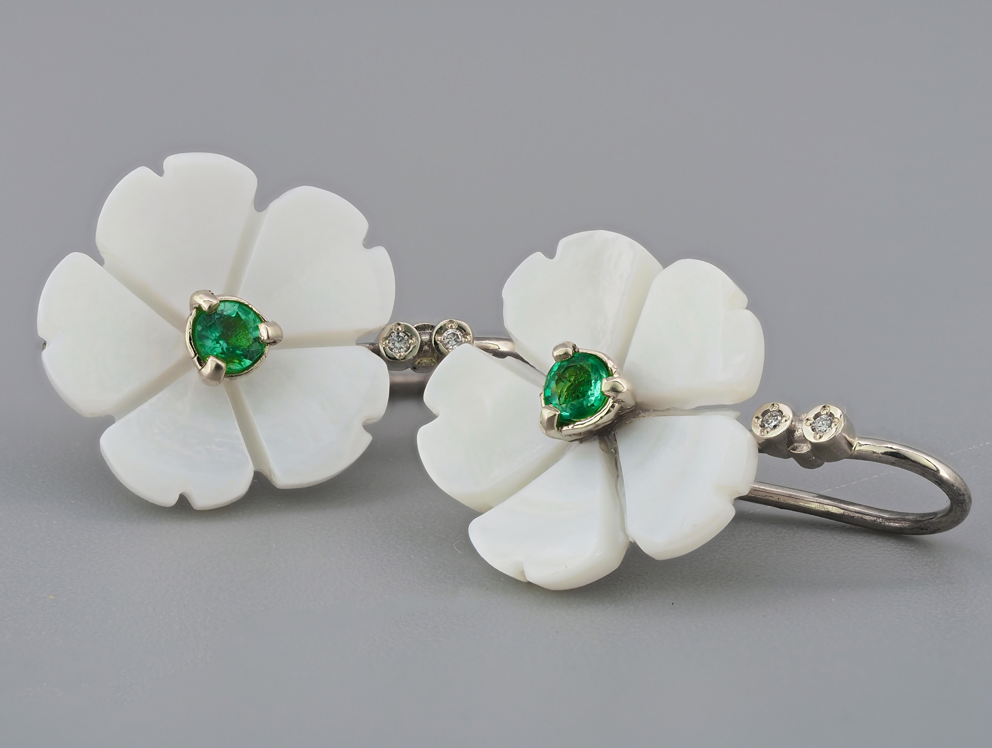 Flower 14k Gold Earrings with Emeralds, Flower Carved Earrings For Sale 2