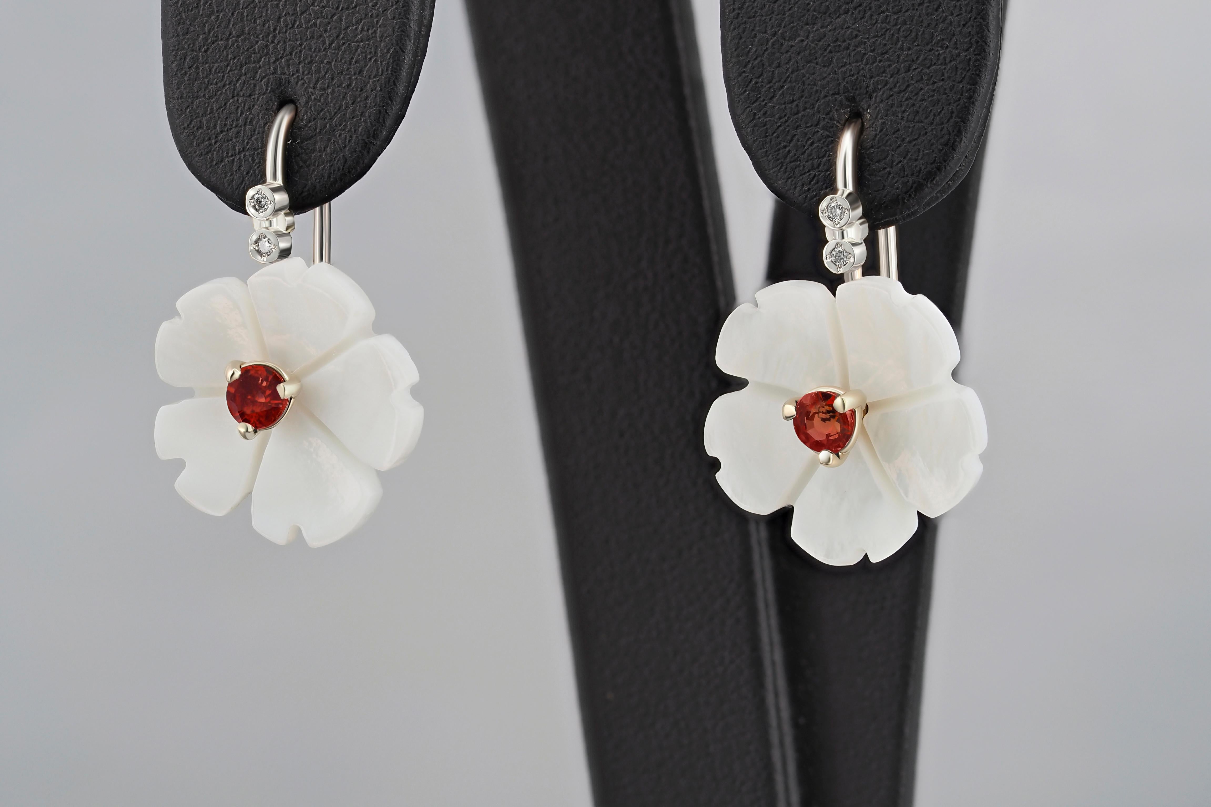 Flower 14k Gold Earrings with Garnet, Garnet and Carved Mother of Pearl Earrings In New Condition For Sale In Istanbul, TR