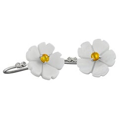 Flower 14k gold earrings with Sapphire. 