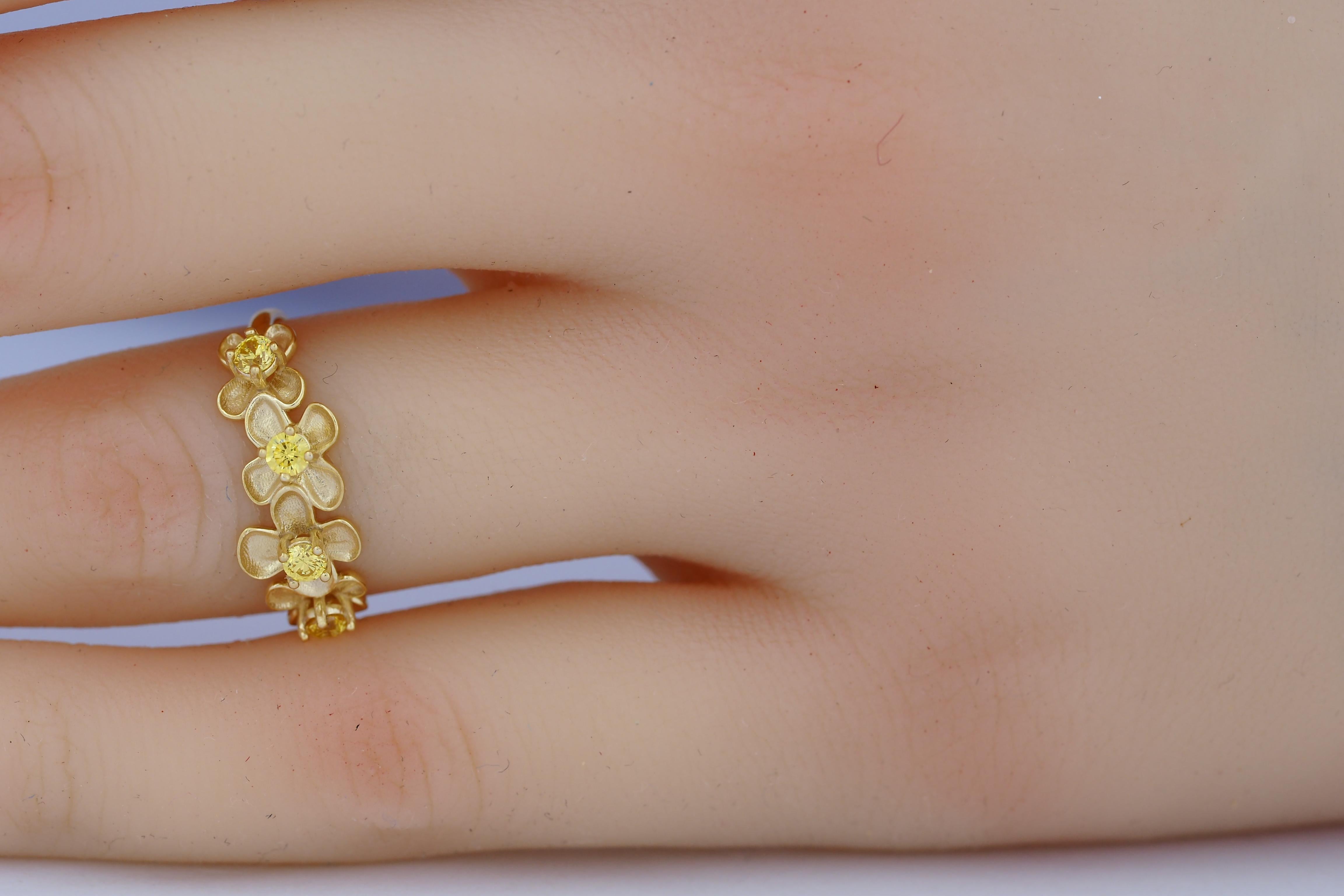 Round Cut Flower 14k gold ring. For Sale