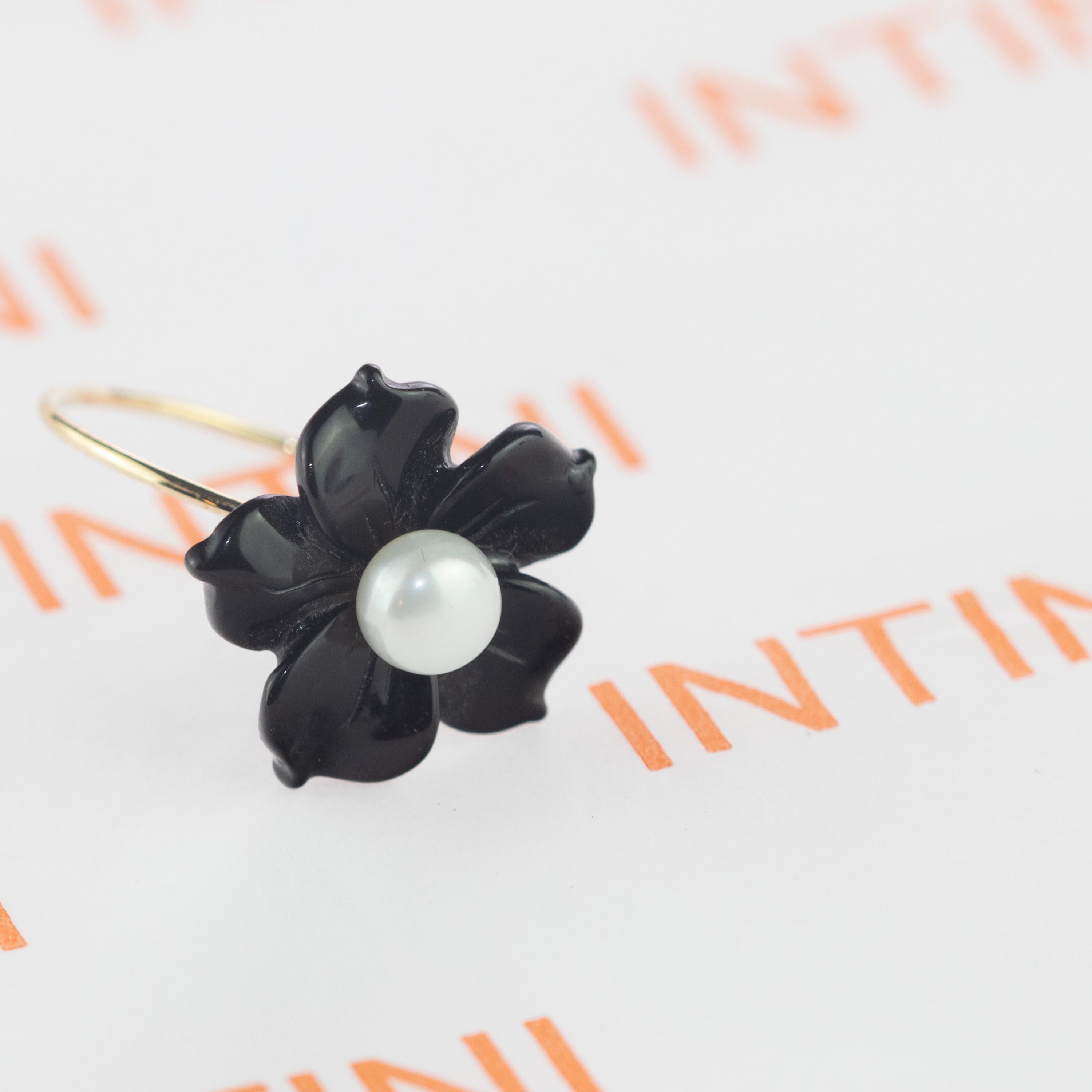 Taille mixte Bague italienne fleur en or 18 carats, agate noire et perle d'eau douce, faite à la main en vente