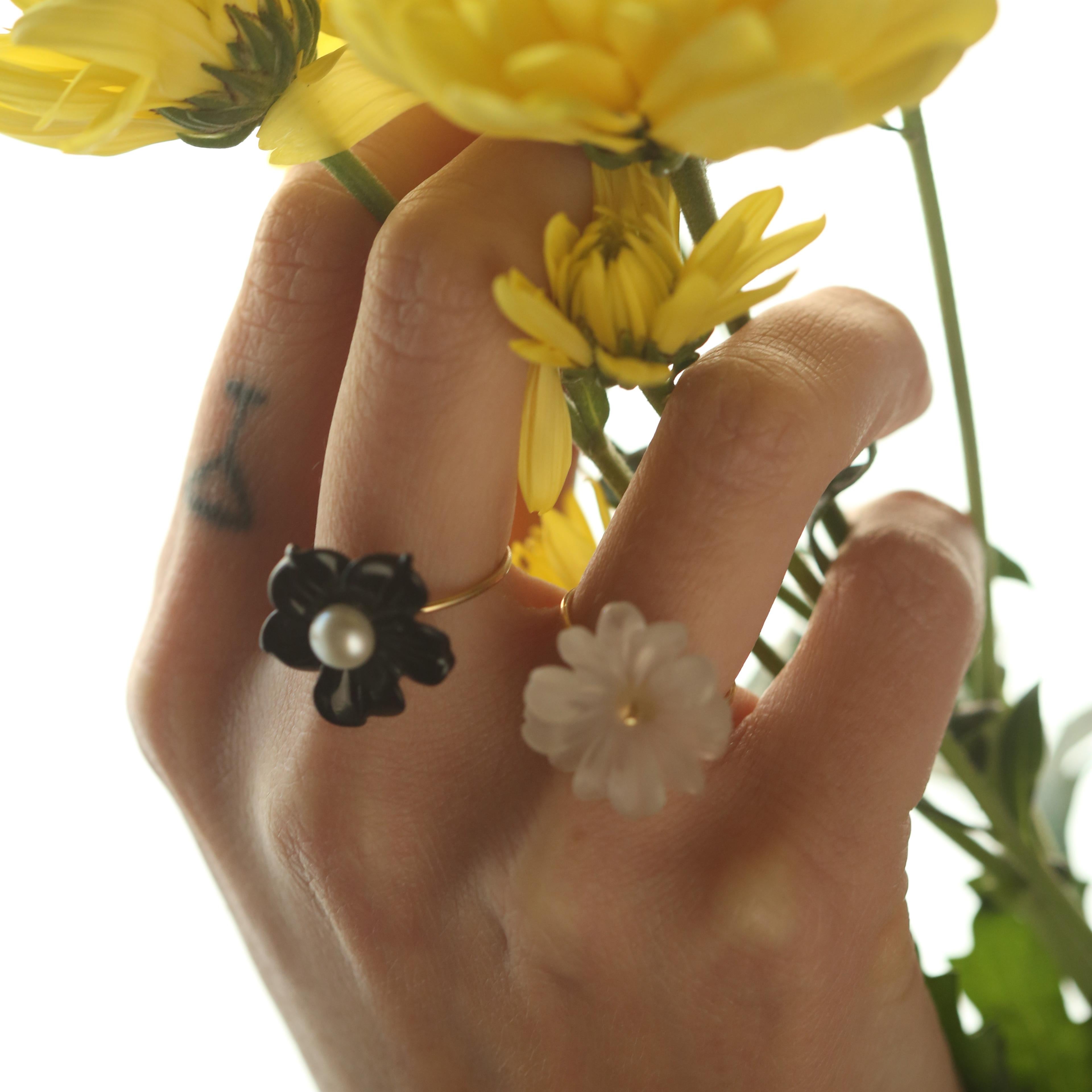 Astonishing and delicate 3.5 carat black agate flower ring, with a central 1 carat freshwater pearl. Carved petals that evoke the italian handmade traditional jewelry work, wrapping itself in a soft look enriched with 18 karat yellow gold