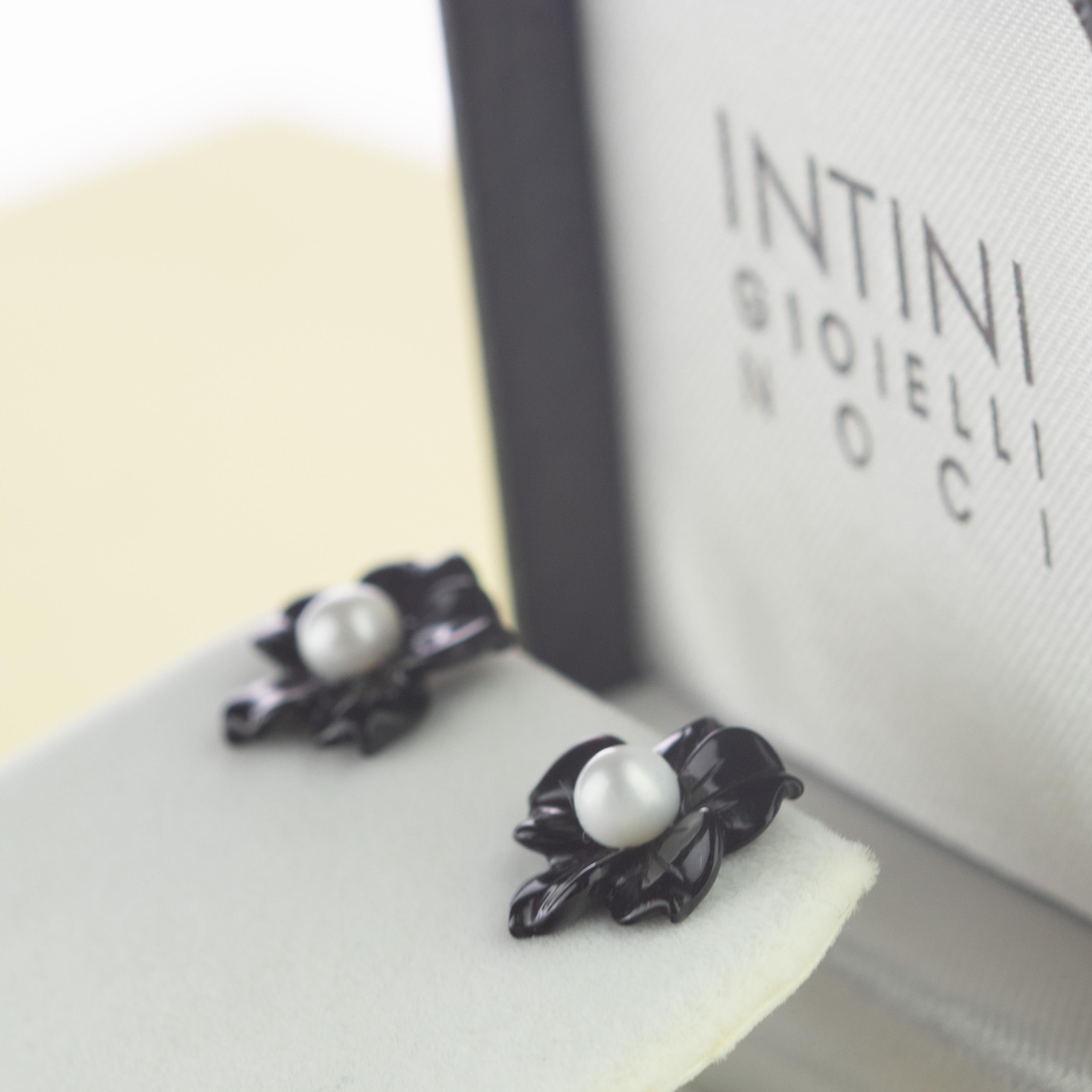 Pendientes Flor 18 Kilates Oro Negro Agata Perla de Agua Dulce Pendientes Italianos Hechos a Mano en venta 2
