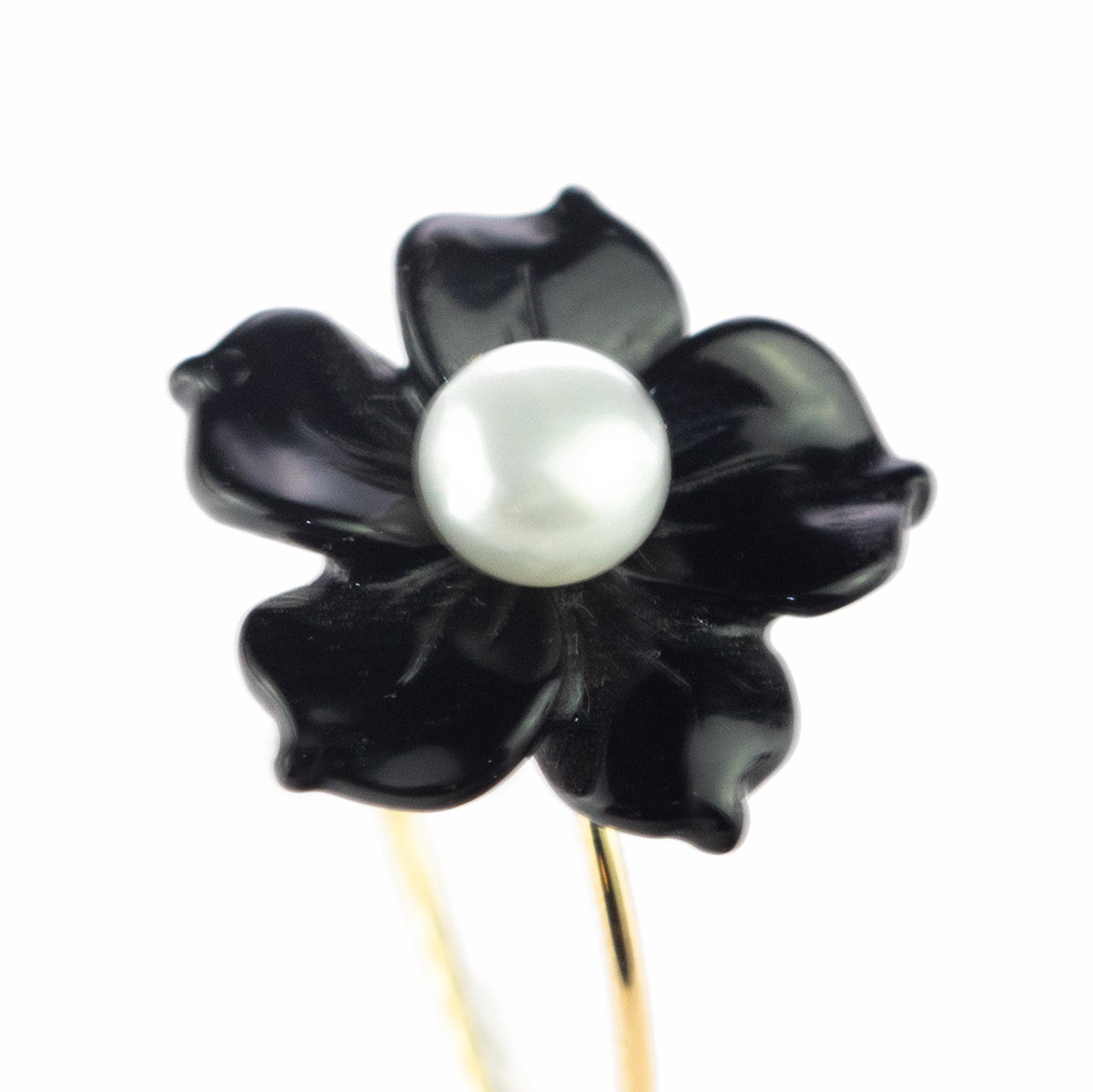 Astonishing and delicate 3.5 carat black agate flower ring, with a central 1 carat freshwater pearl. Carved petals that evoke the italian handmade traditional jewelry work, wrapping itself in a soft look enriched with 9 karat yellow gold manifesting
