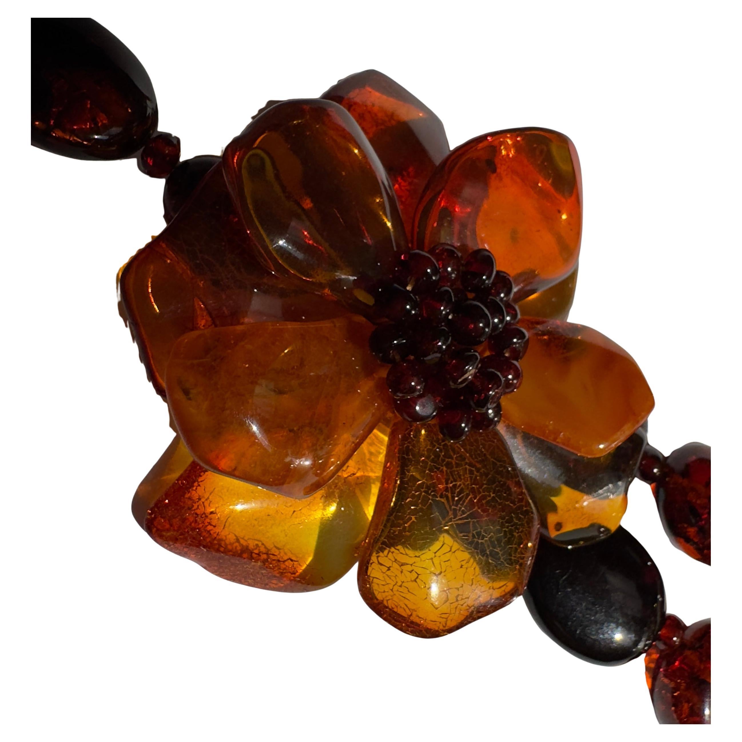  Fiore d'ambra  Collana
Collana a due fili in ambra baltica lucidata a mano Nature.
Eleganza di un fiore d'ambra con un diametro di circa 2 pollici   Circa 22,5 pollici di lunghezza totale, quasi 64,35 grammi di peso. 