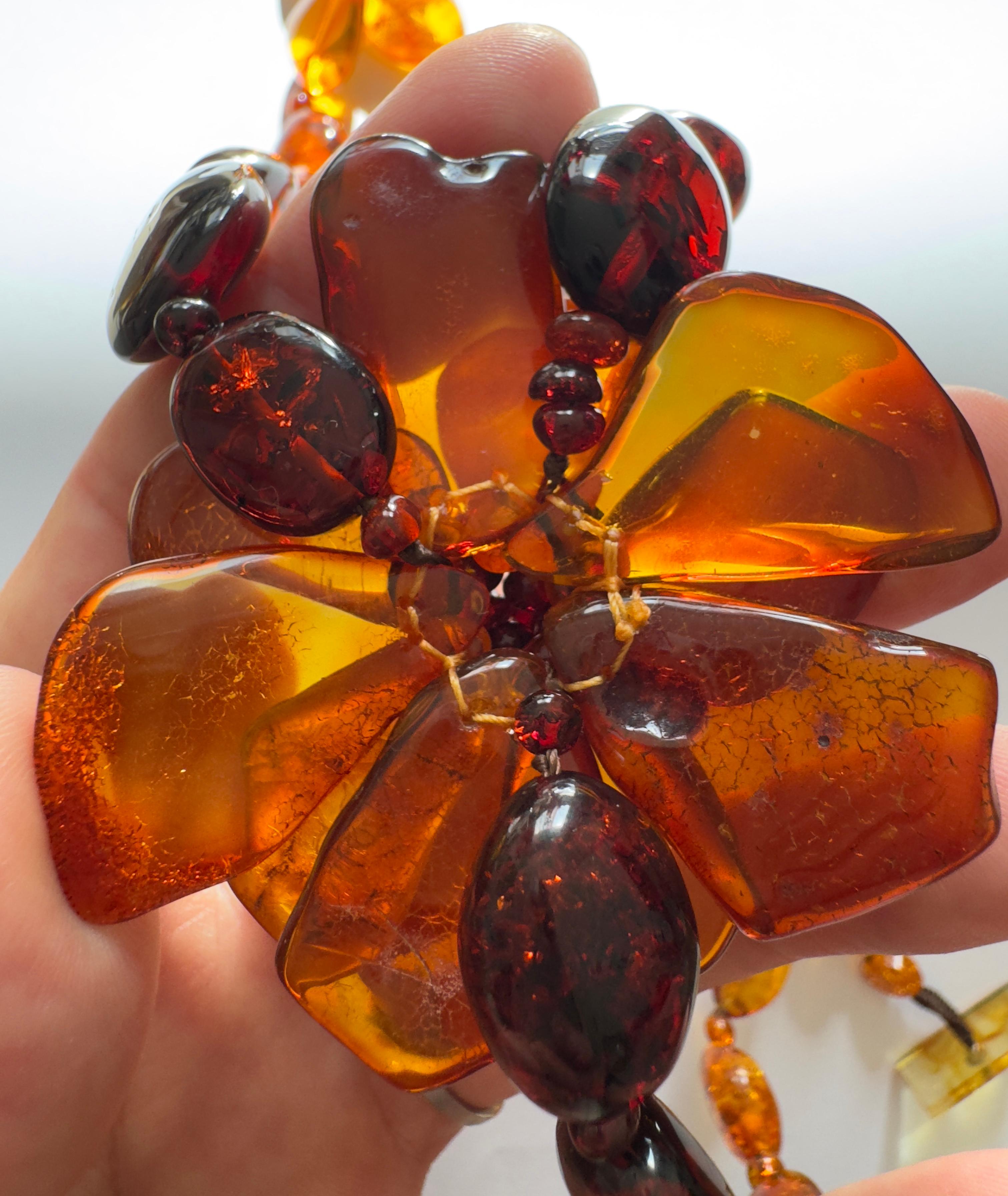 Collana di ambra a fiori in vendita 1