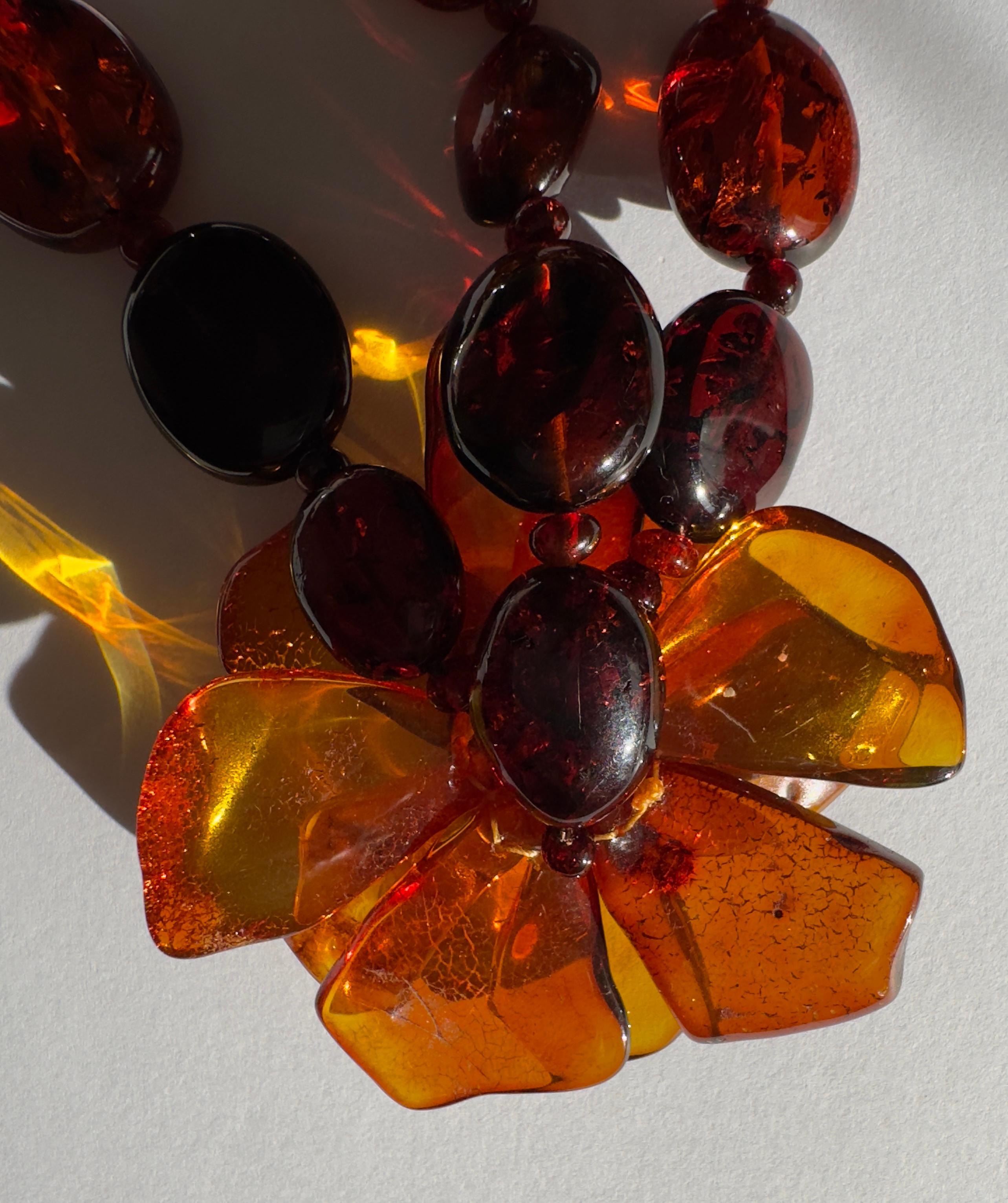 Collana di ambra a fiori in vendita 2