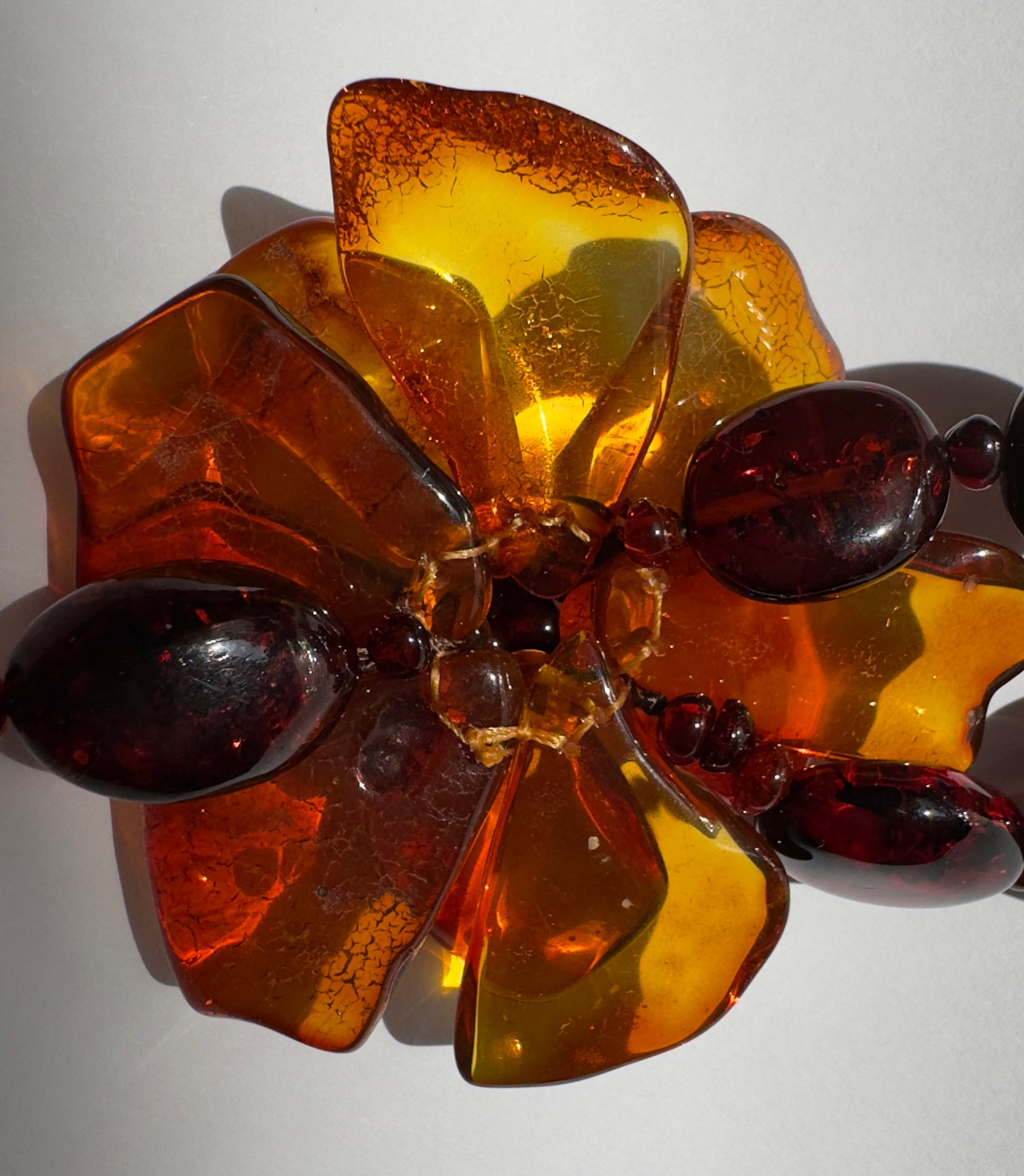 Collana di ambra a fiori in vendita 3