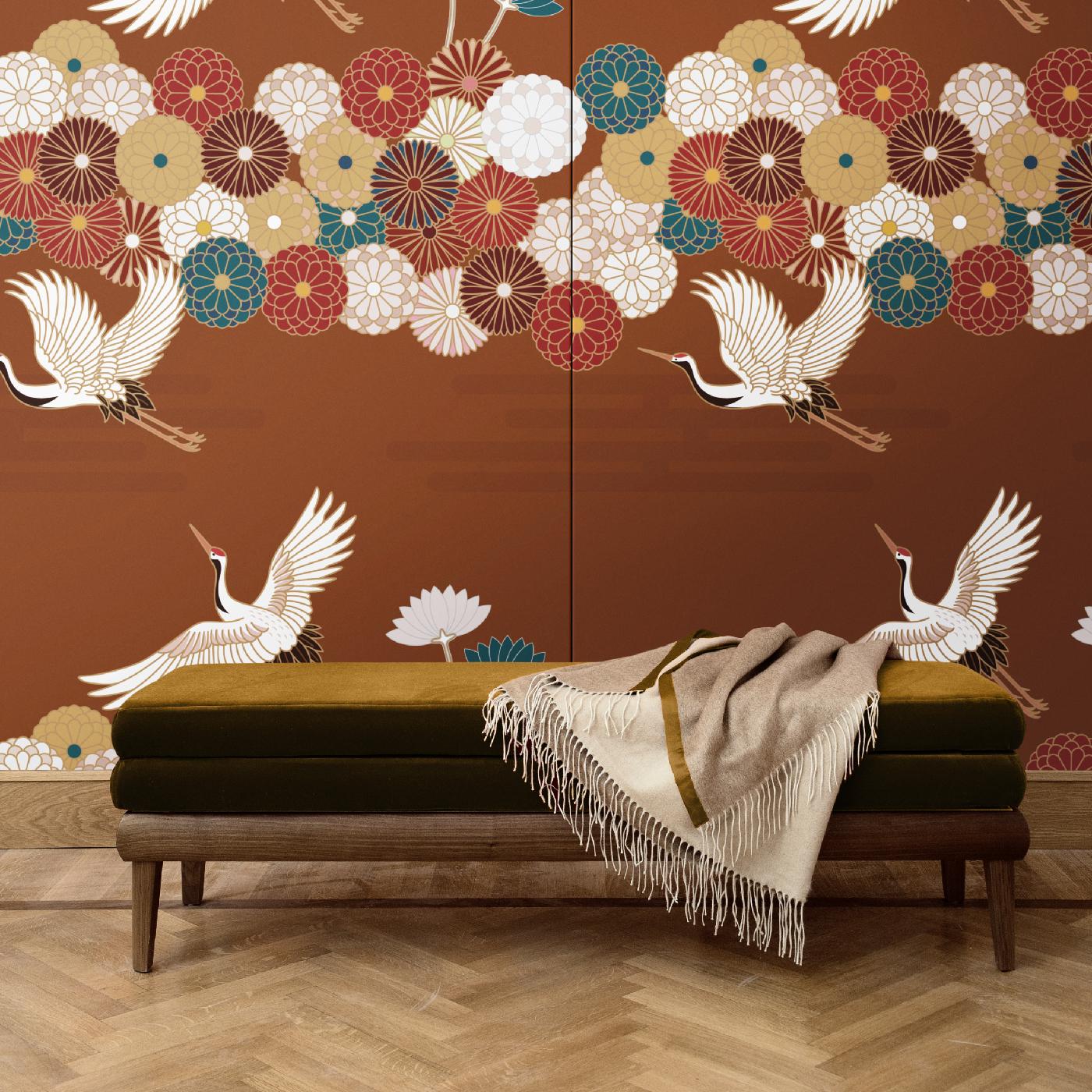 Diese großartige Wanddekoration setzt einen dramatischen Akzent an jeder Wand im Haus. Dieses von der japanischen Kunst inspirierte Design zeigt stilisierte Blumen und fliegende Störche auf einem atemberaubenden karminroten Hintergrund aus Baumwolle