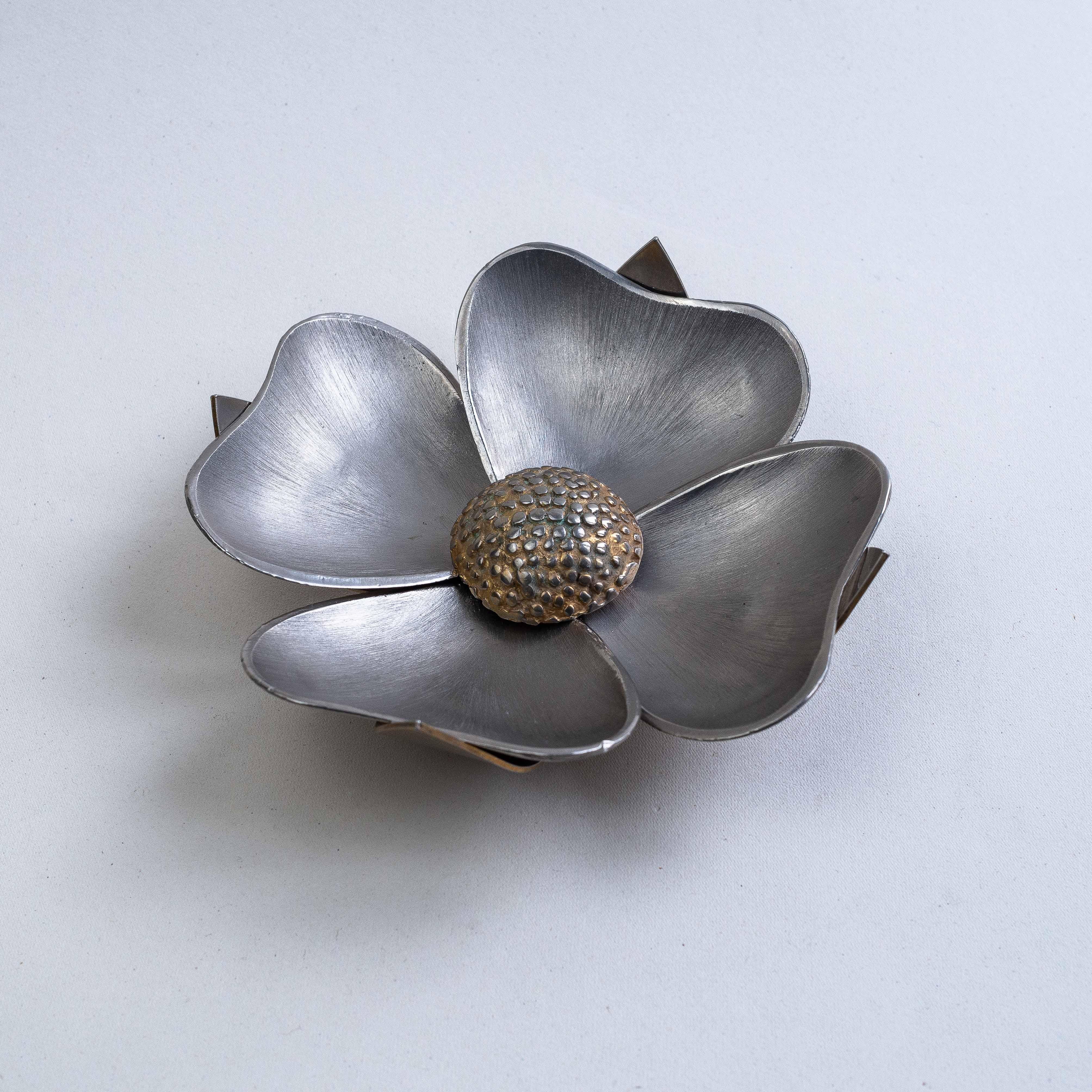 Cenicero Flor, latón y metal plateado, Francia Años 70

Este cenicero vintage francés se diseñó en la década de 1970 y estaba pensado para utilizarlo durante cenas y comidas, como centro de mesa para varios invitados fumadores.

Cada pétalo es