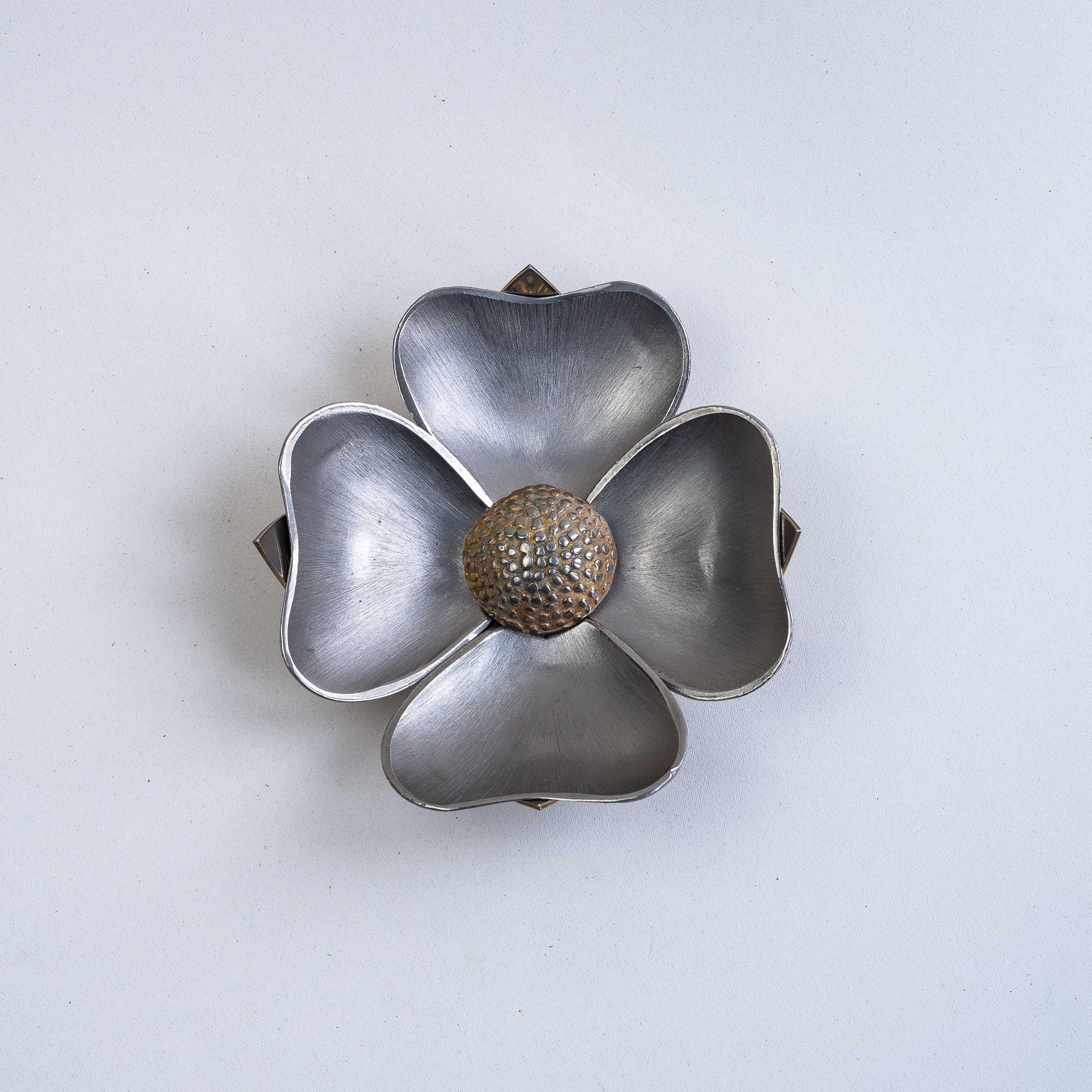 Cenicero Flor, latón y metal plateado, Francia Años 70 Moderno de mediados de siglo en venta