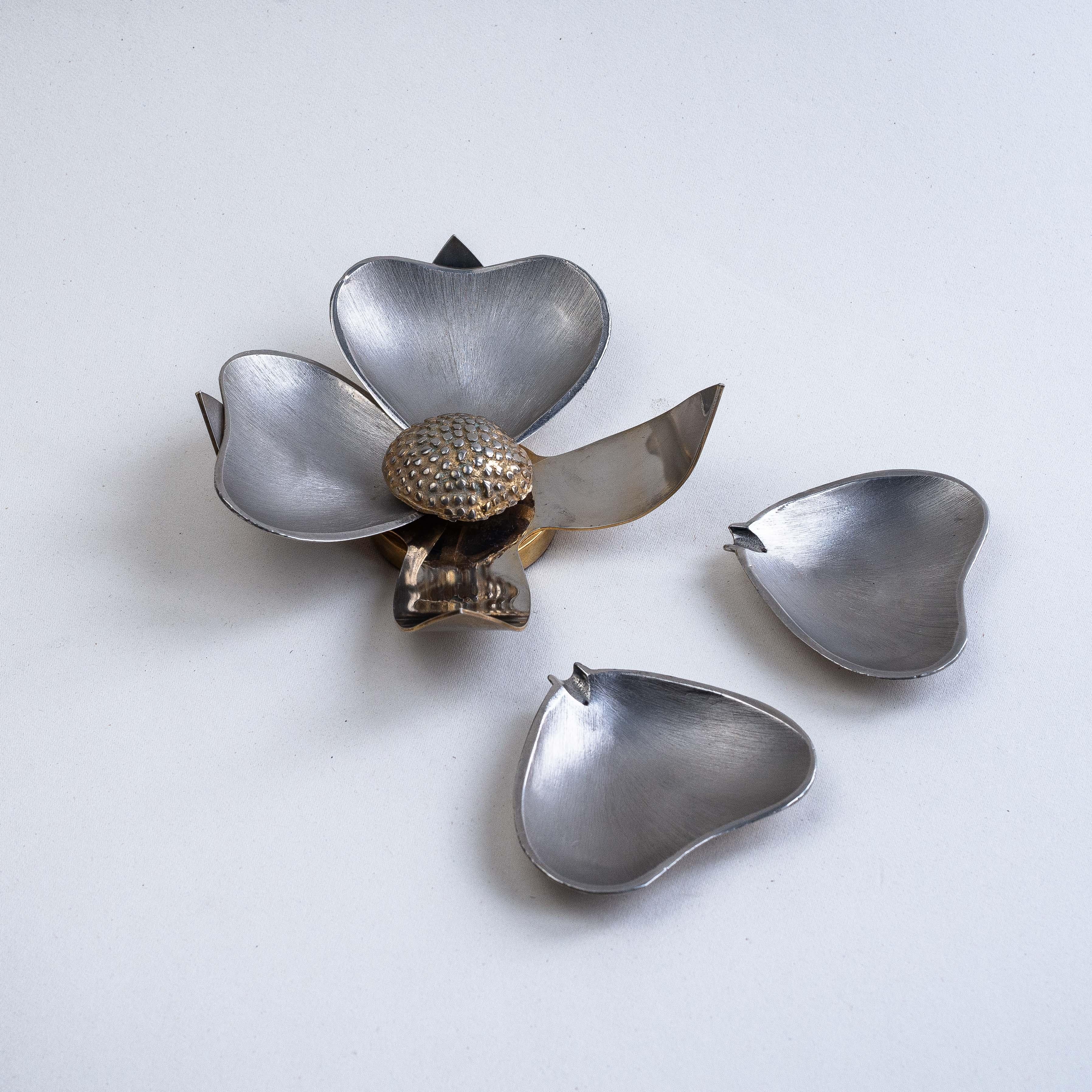 Cenicero Flor, latón y metal plateado, Francia Años 70 Vaciado en venta