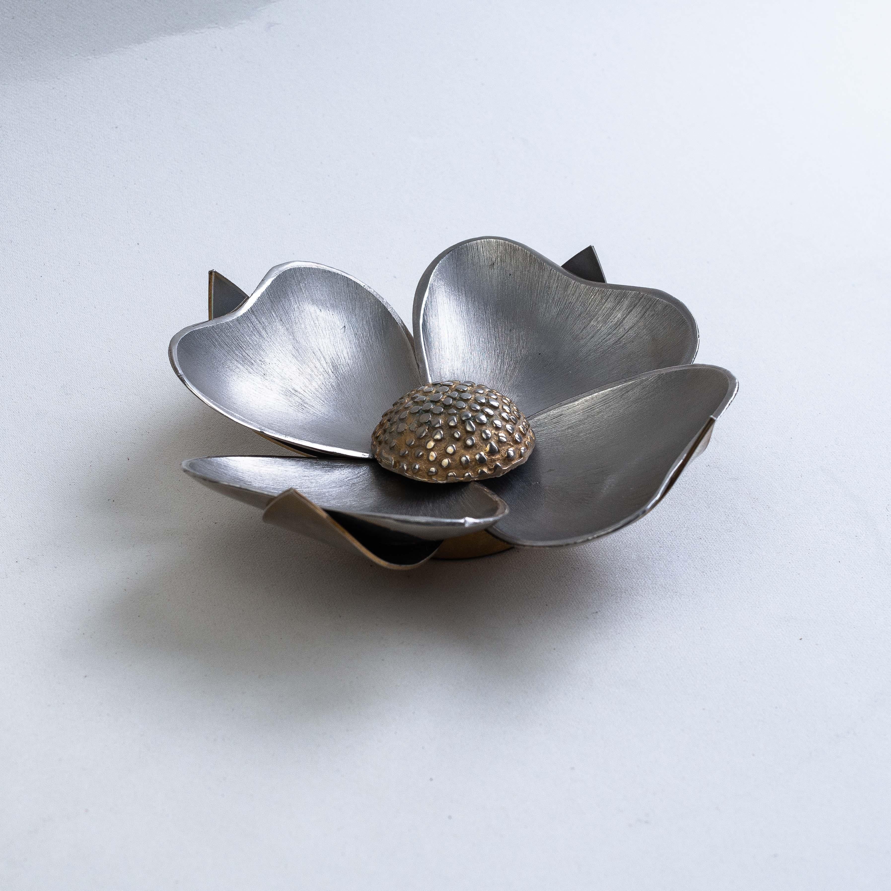Cenicero Flor, latón y metal plateado, Francia Años 70 Metal en venta