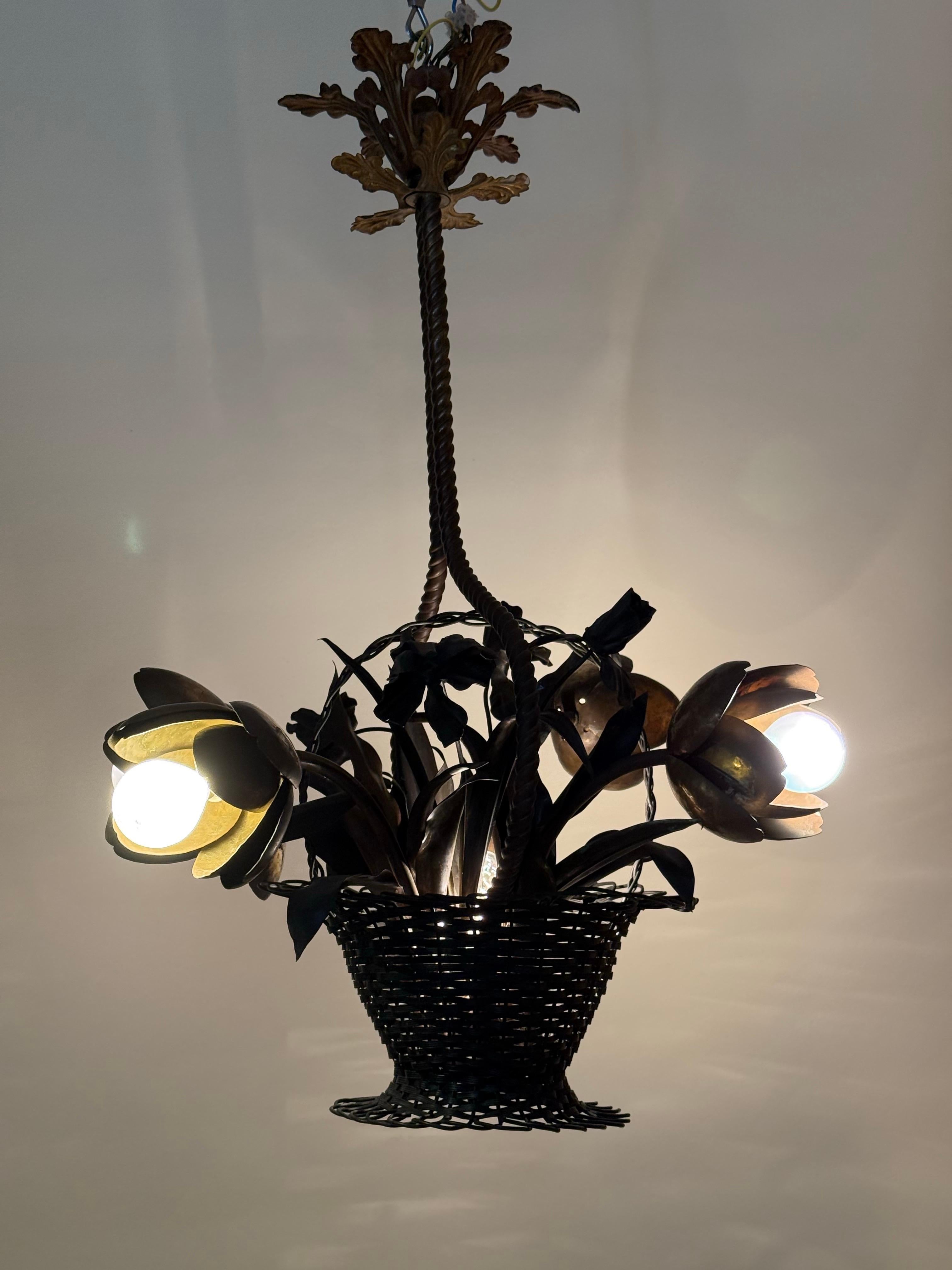 Cesto de flores cLámpara de latón y cobre, Francia años 20 Martillado en venta