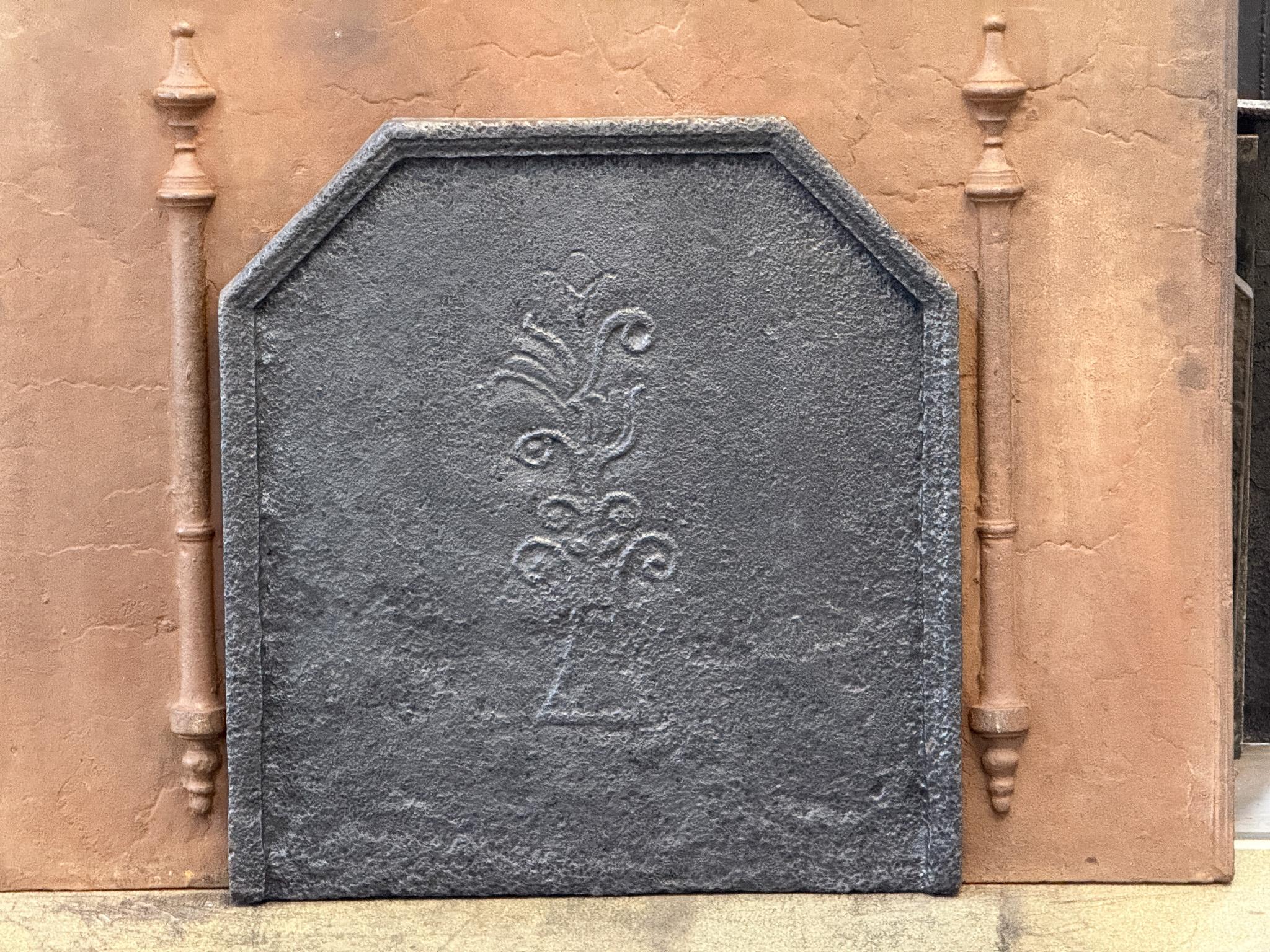Lourde plaque de cheminée d'époque Louis XV du XVIIIe siècle avec un panier de fleurs. 

La plaque de cheminée est en fonte et de couleur noir/étain. Il est en bon état et ne présente pas de fissures.

Ce produit pèse plus de 65 kg / 143 lbs. Tous