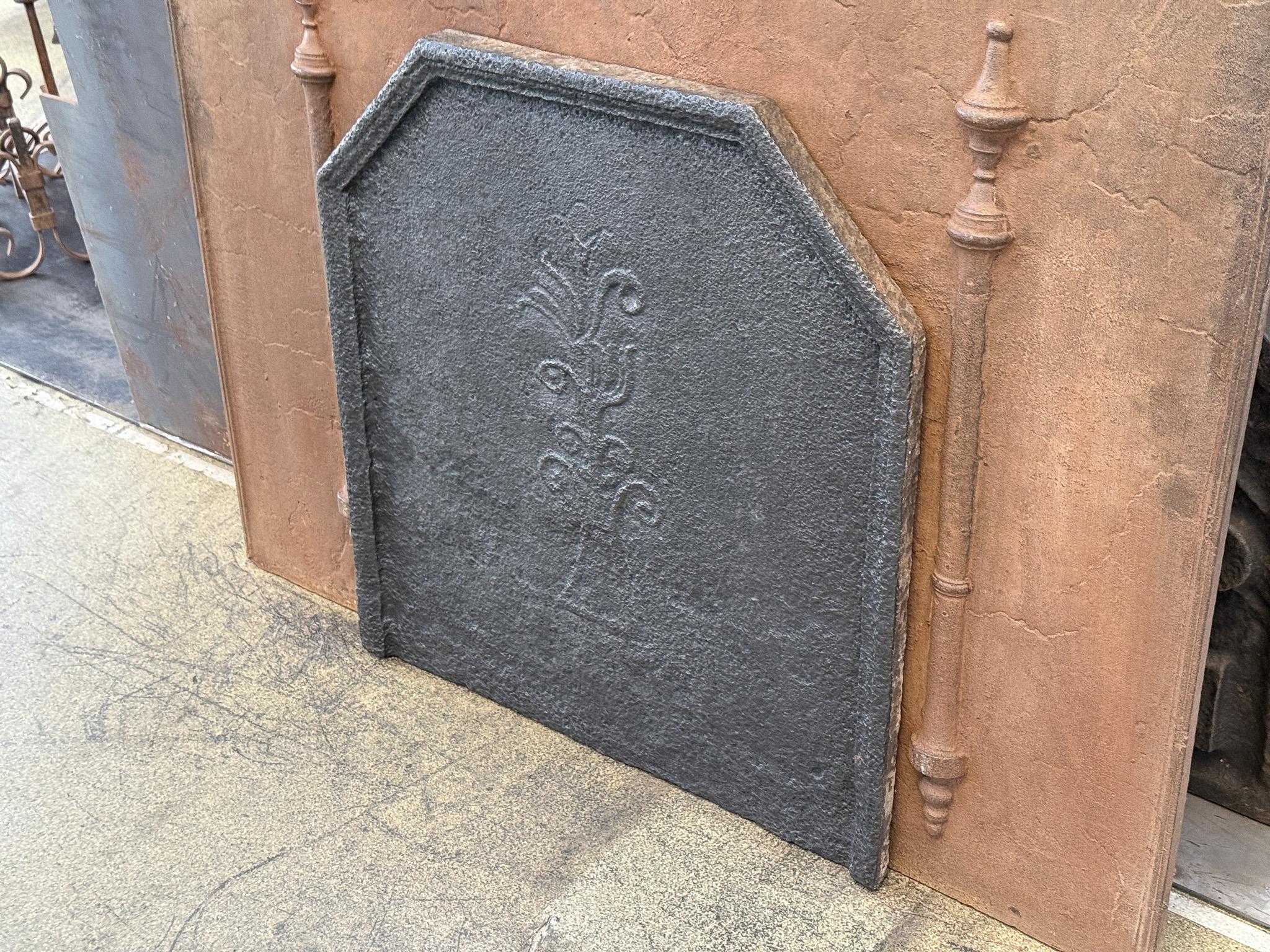 Français Plaque de cheminée française, 18e siècle, période Louis XV en vente