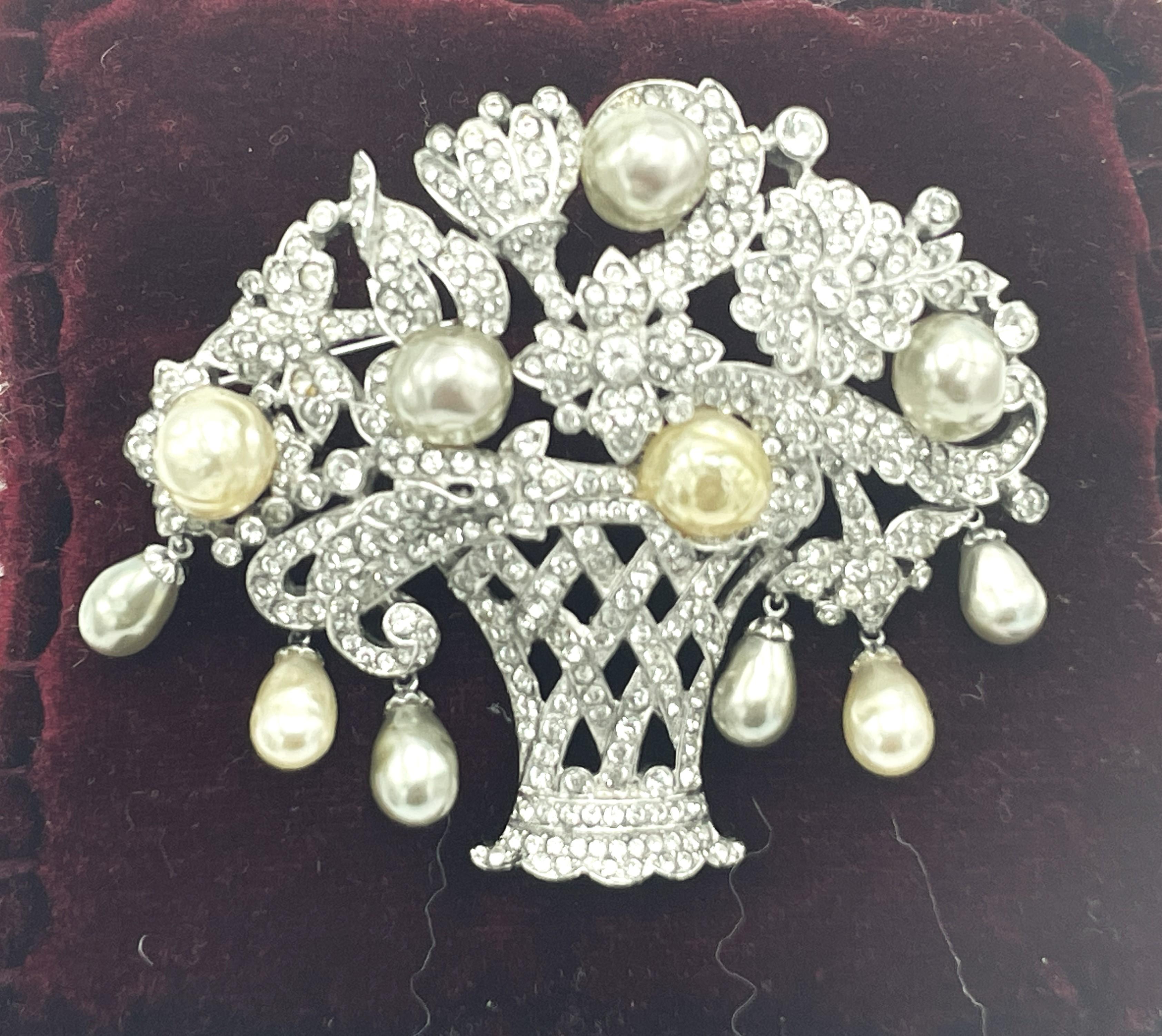 Flower basket fully decorated with small rhinestones and pearls, rhodium 1940's For Sale 6