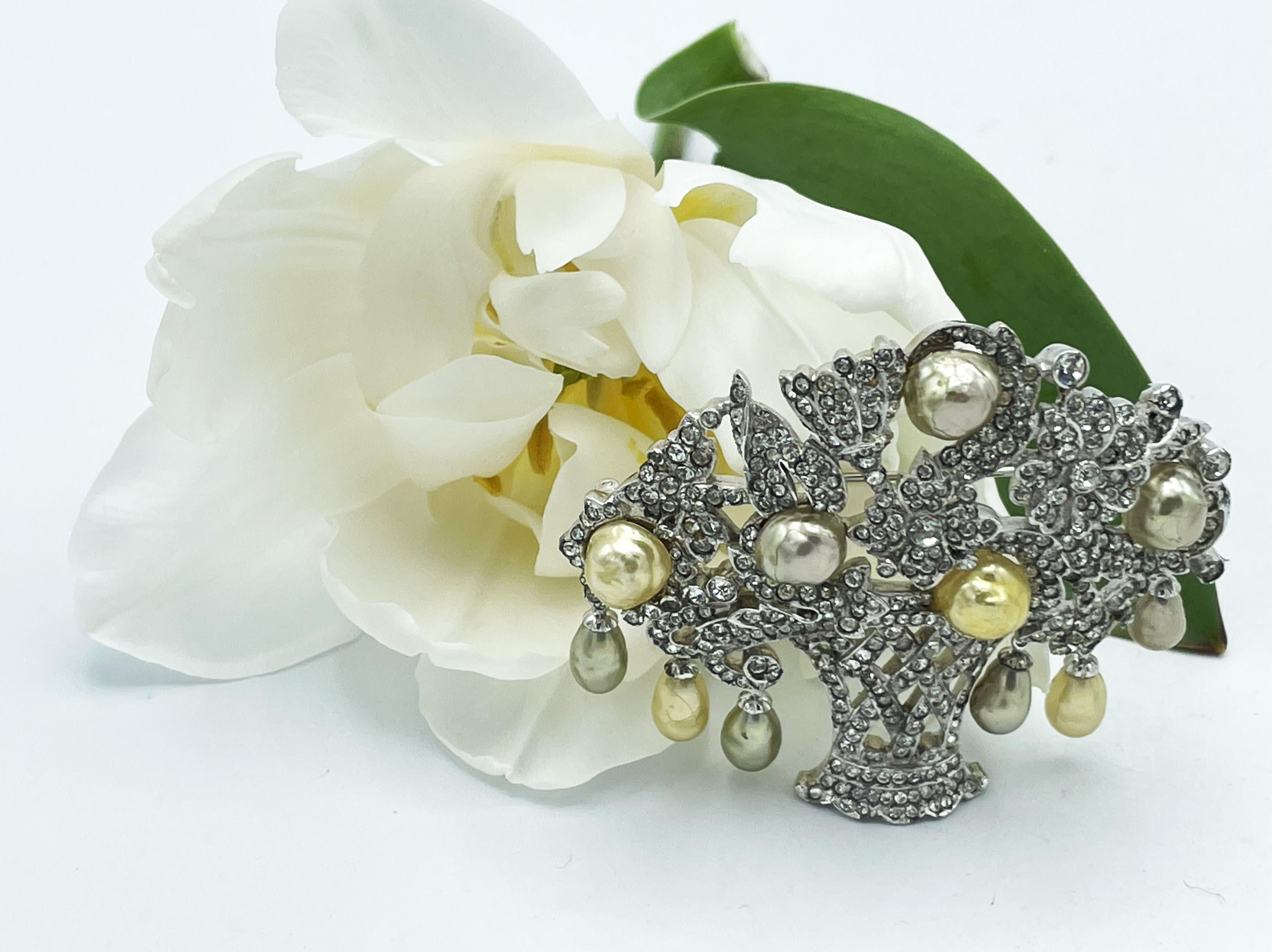 Round Cut Flower basket fully decorated with small rhinestones and pearls, rhodium 1940's For Sale