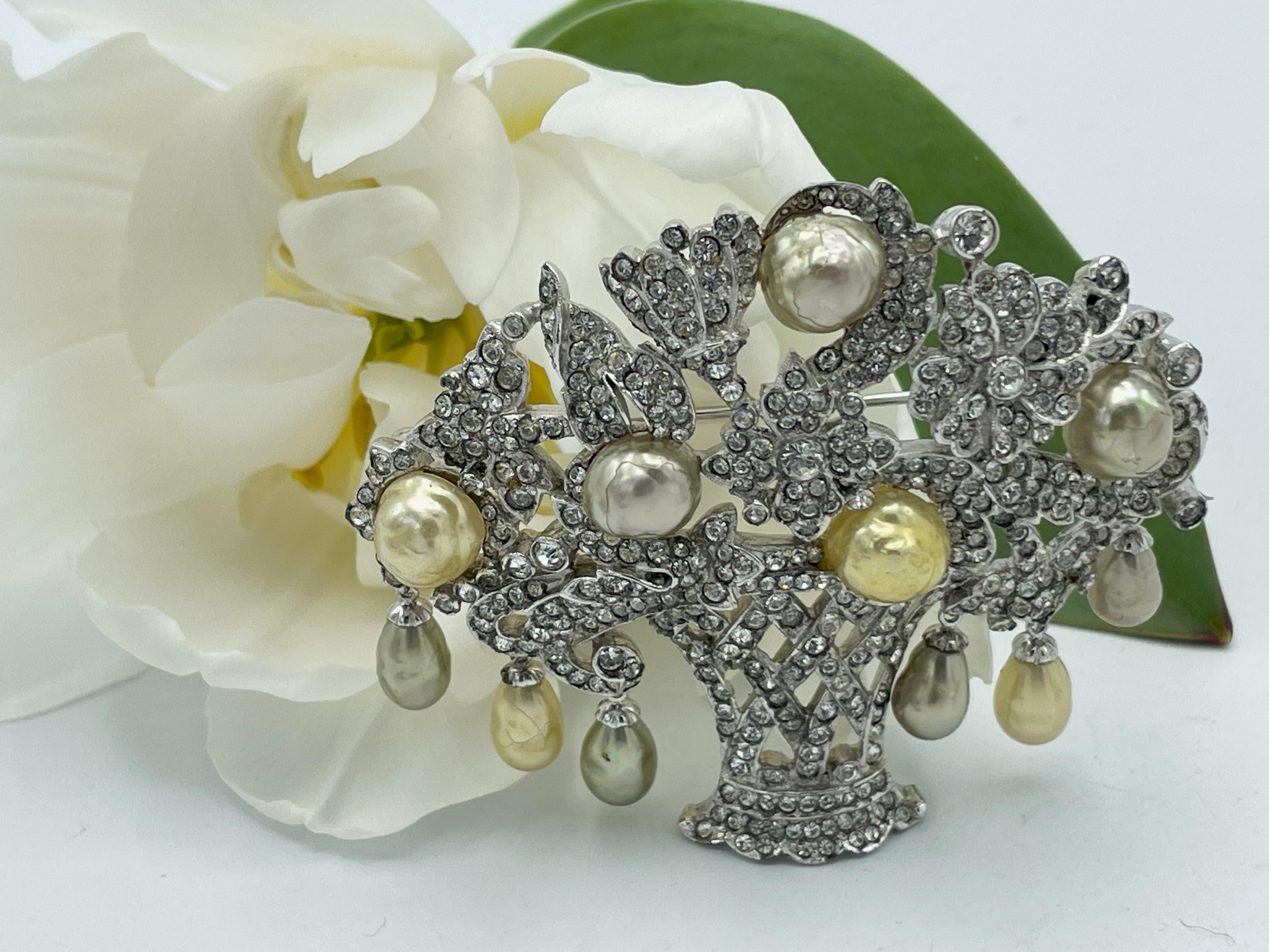 Flower basket fully decorated with small rhinestones and pearls, rhodium 1940's In Good Condition For Sale In Stuttgart, DE