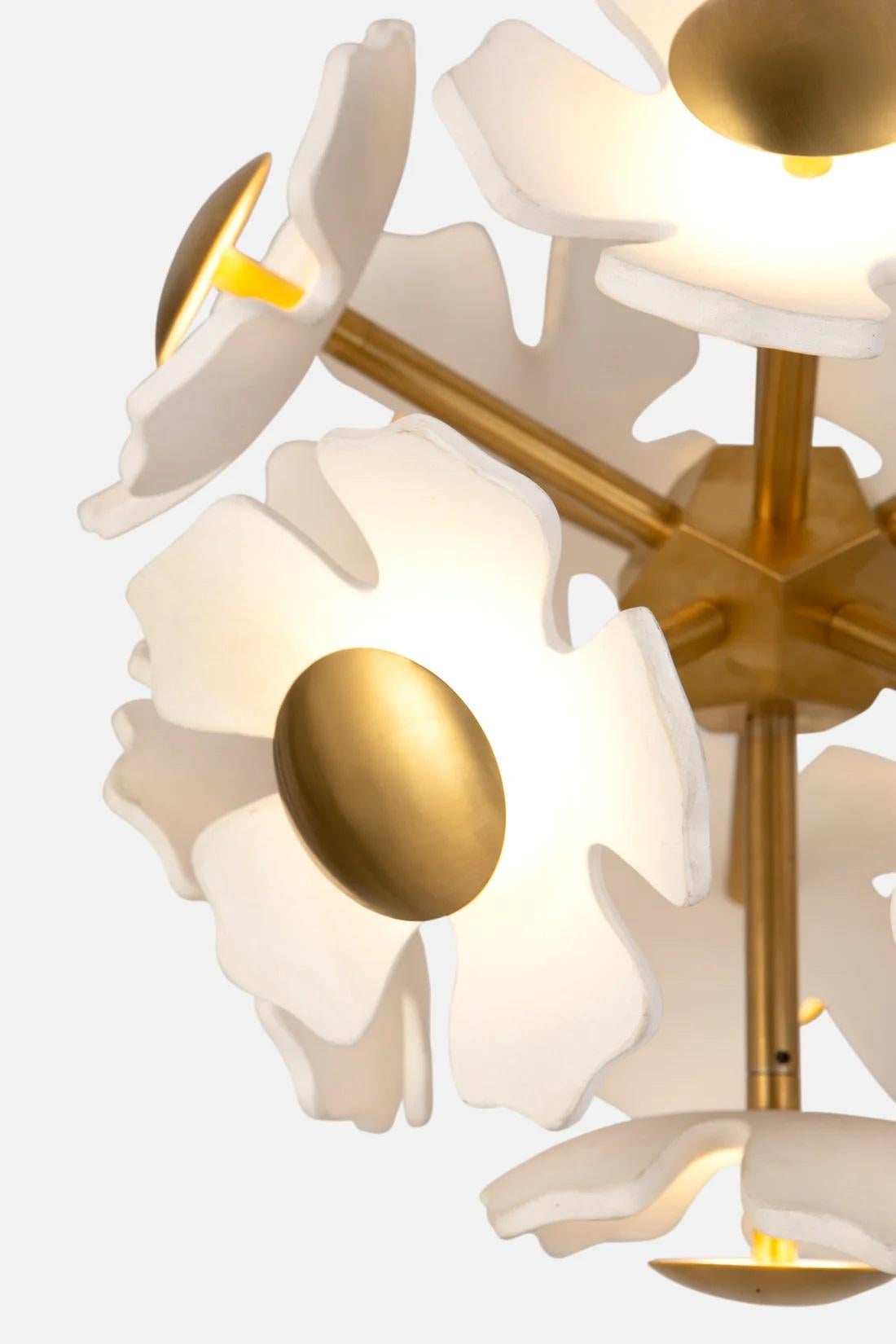 Indien Fleur en céramique beige et grappe de boules en or brossé par Hatsu en vente
