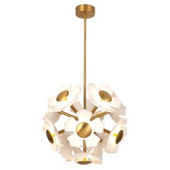Fleur en céramique beige et grappe de boules en or brossé par Hatsu