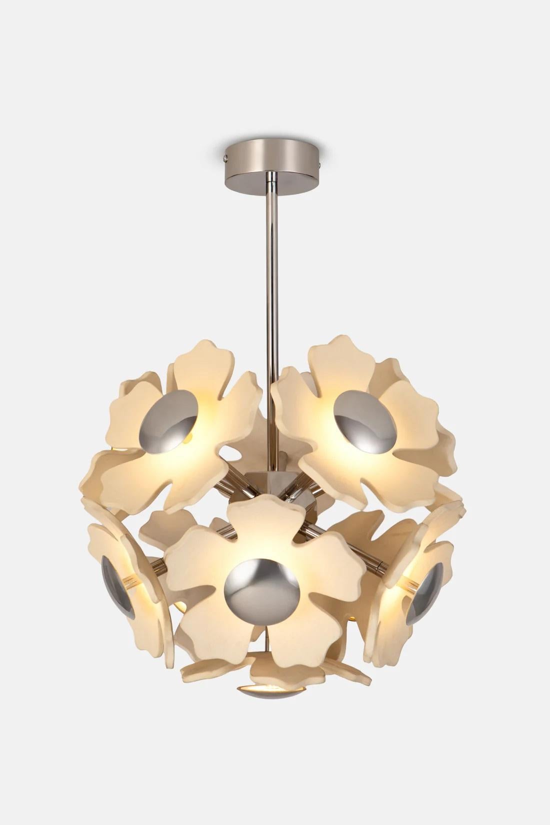 Fleur en céramique beige et grappe de boules en chrome par Hatsu
Dimensions : D 33 x L 33 x H 58 cm
MATERIAL : Céramique, métal.

Disponible en chrome ou en or brossé. Veuillez nous contacter.

Toutes nos lampes peuvent être câblées en fonction de