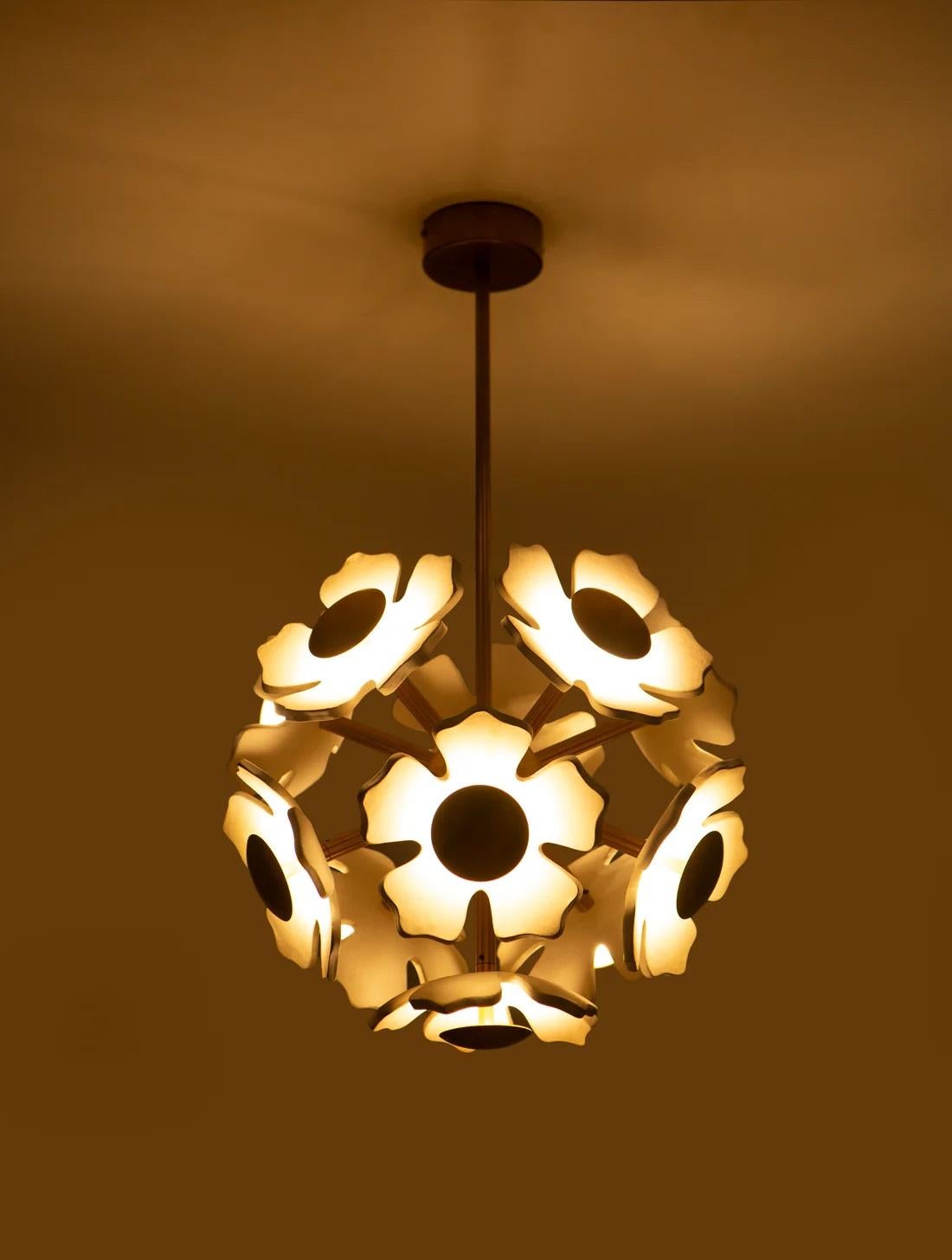 Indien Fleur en céramique beige et grappe de boules en chrome par Hatsu en vente